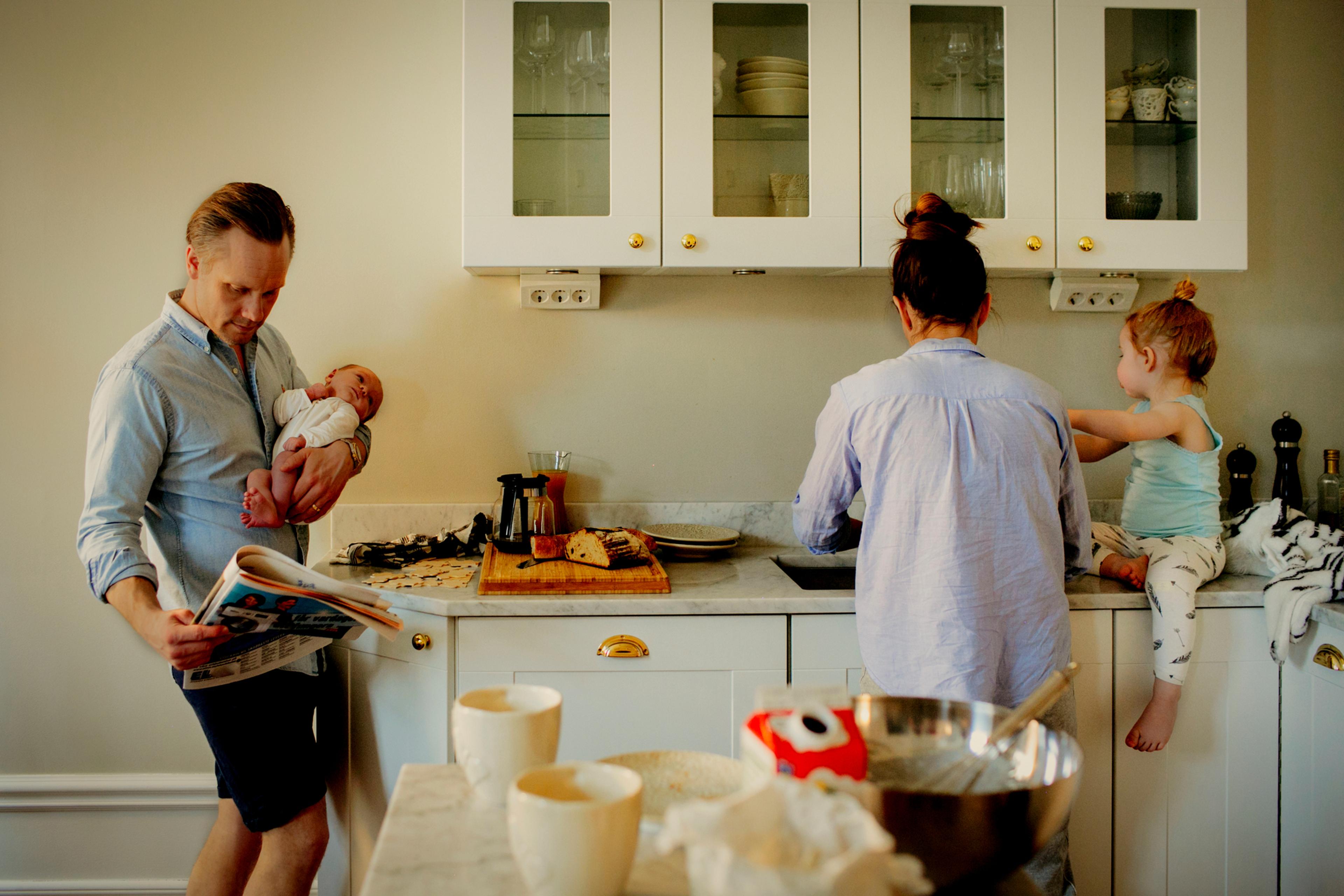 småbarnsfamilie på kjøkkenet