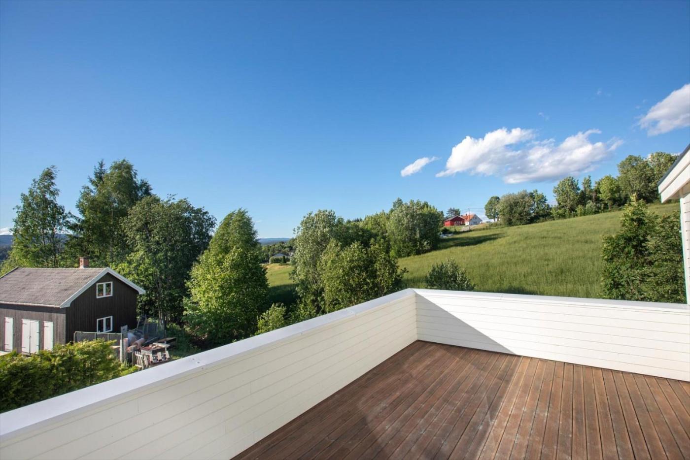 Solfylt terrasse i eneboligen Komplett i Åmot.