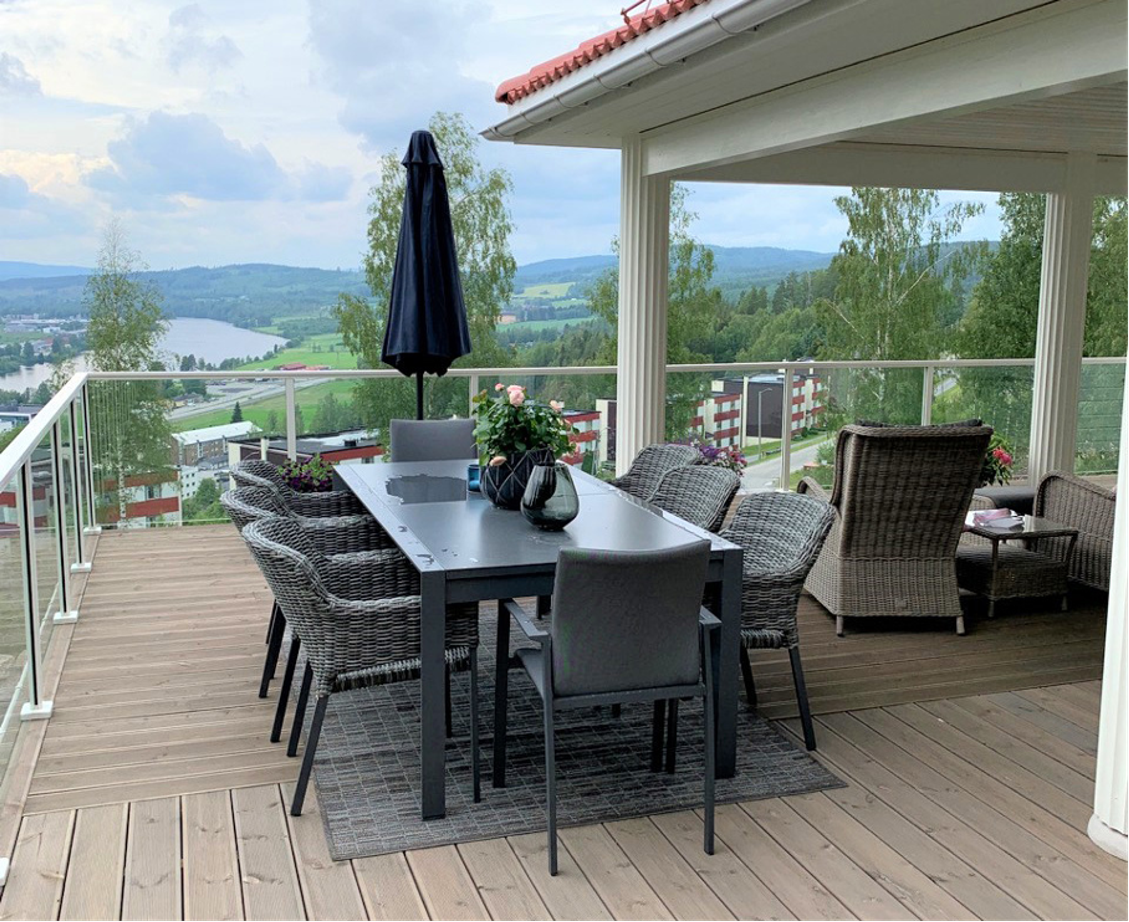 Terrasse med møbler utsikt over fjorden