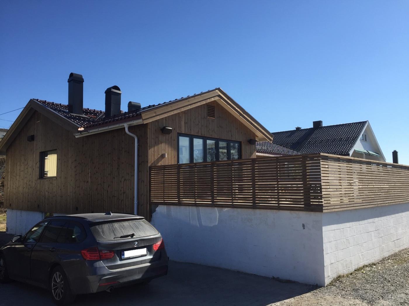 Totalrehabilitering av enebolig fra 70-tallet utført av vår forhandler Nordbohus Follo Bygg & Eiendom. Ny kledning og nye vinduer ga boligen et helt nytt uttrykk.