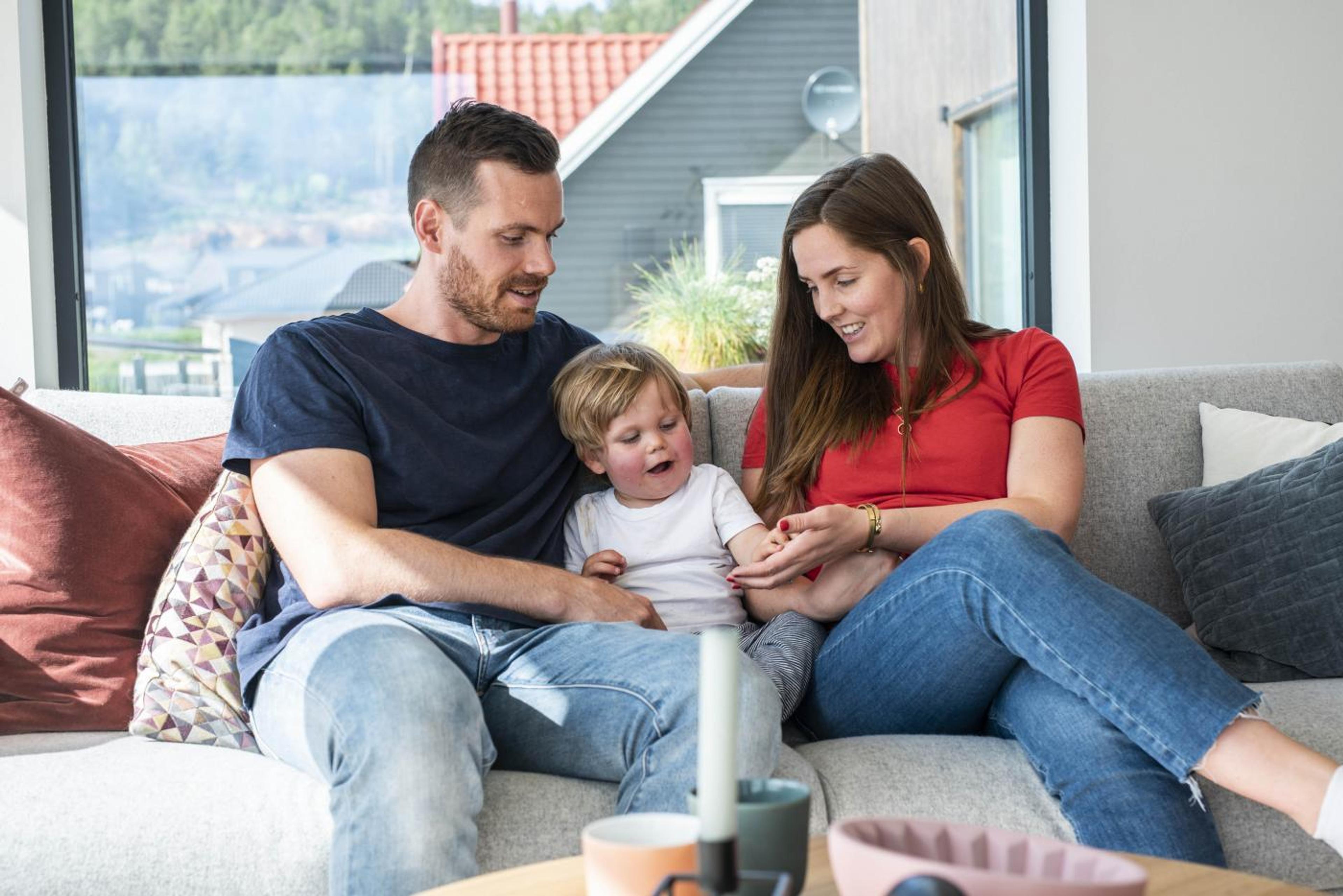 Stort vindu i stuen, foran sofa med familien