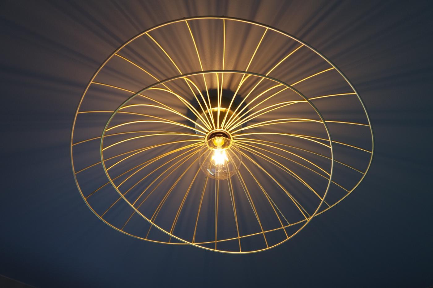Lampe i børstet messing.