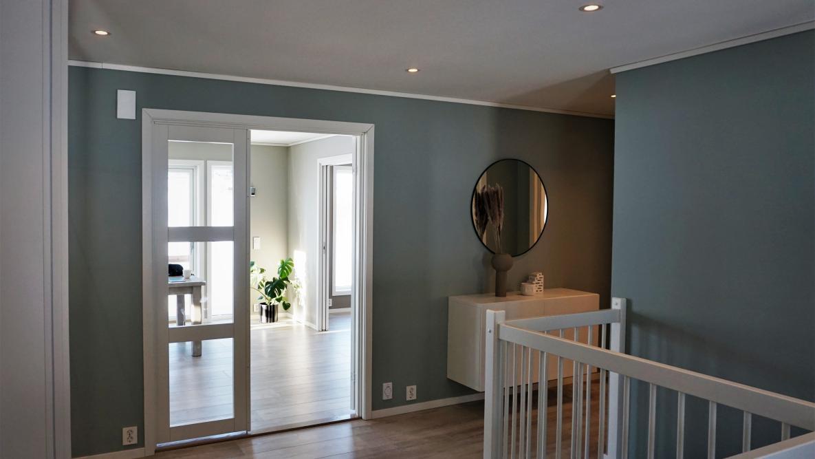 Romslig hall med fin grå farge på veggen