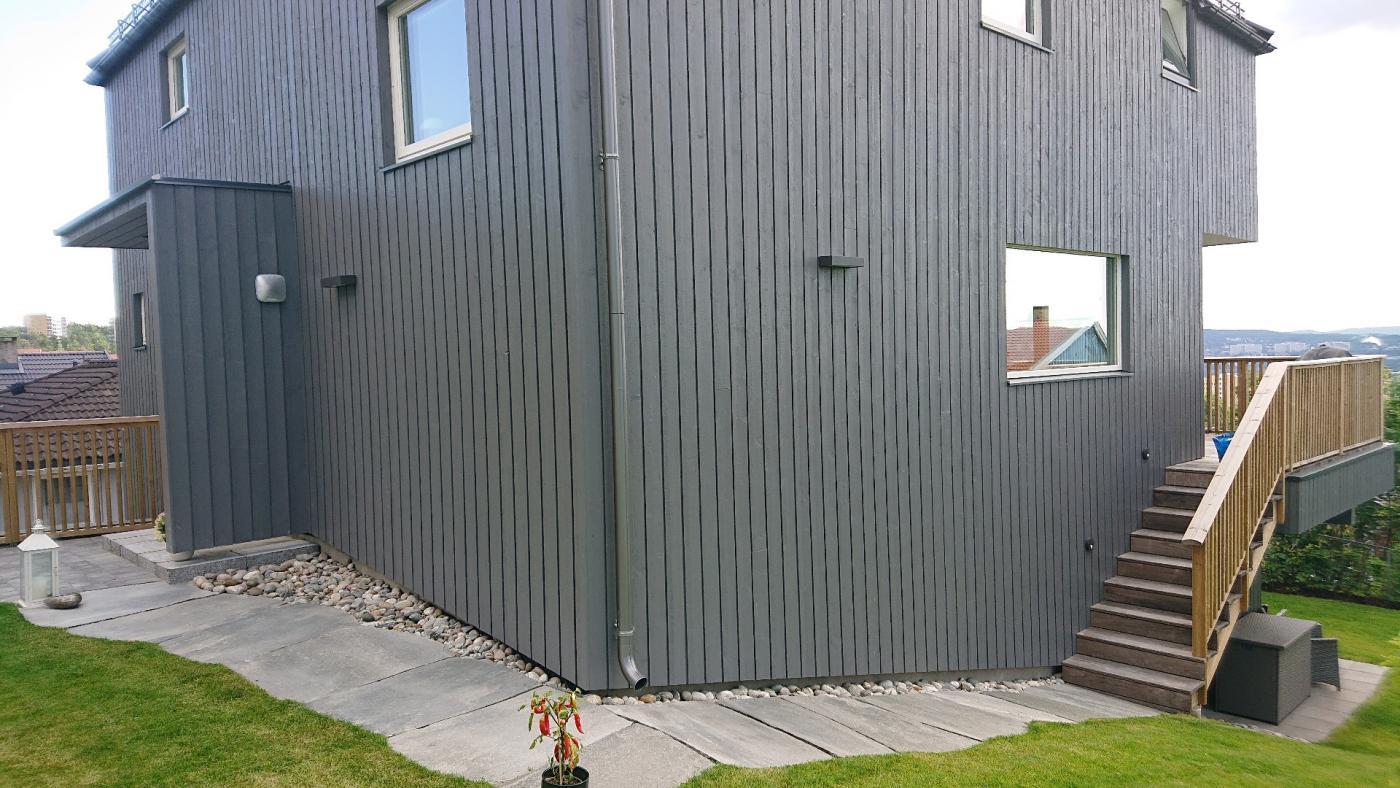 Bakside hus, med trapp opp til terrasse