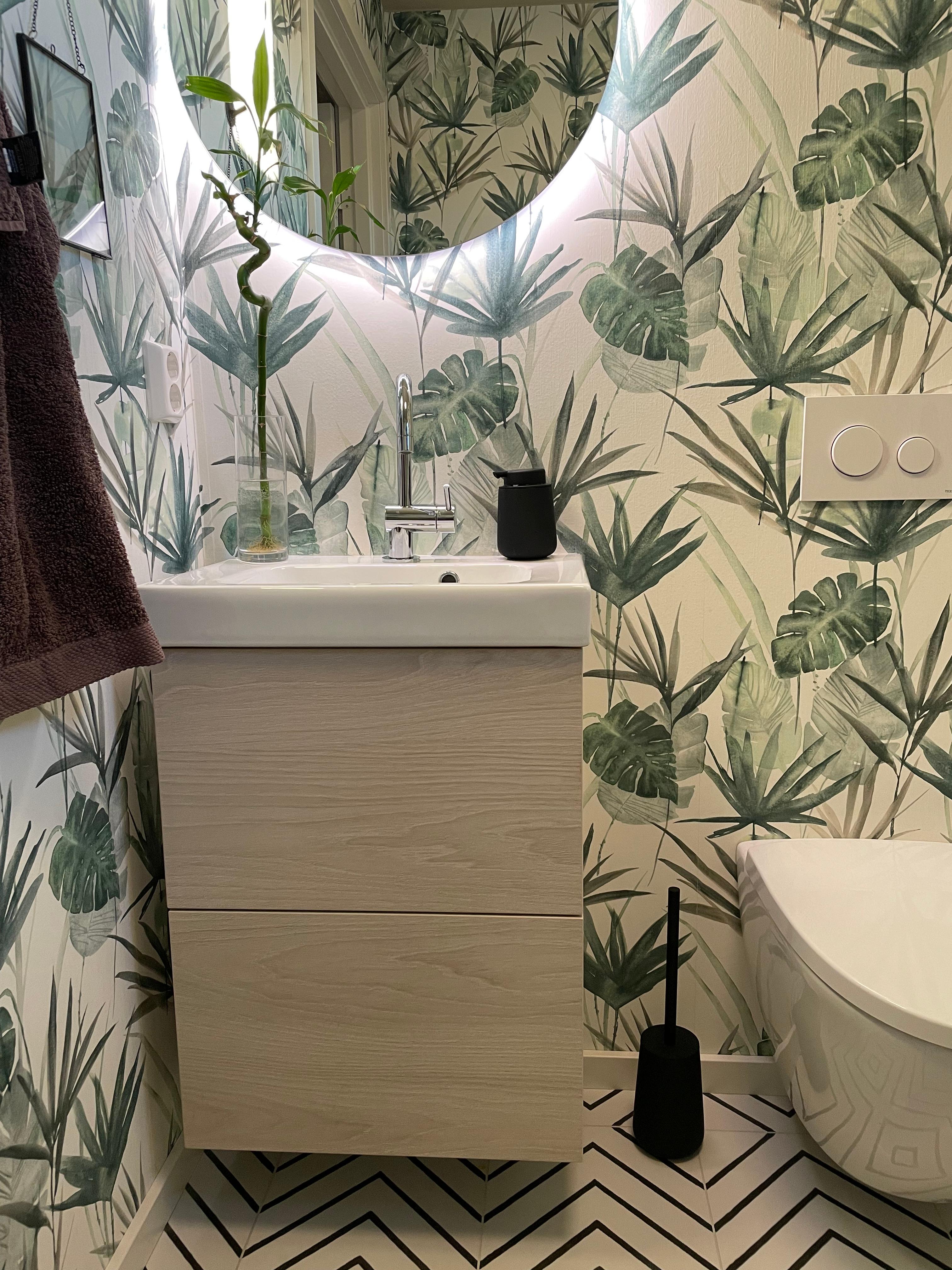 Gjestetoalett med plante-tapet.