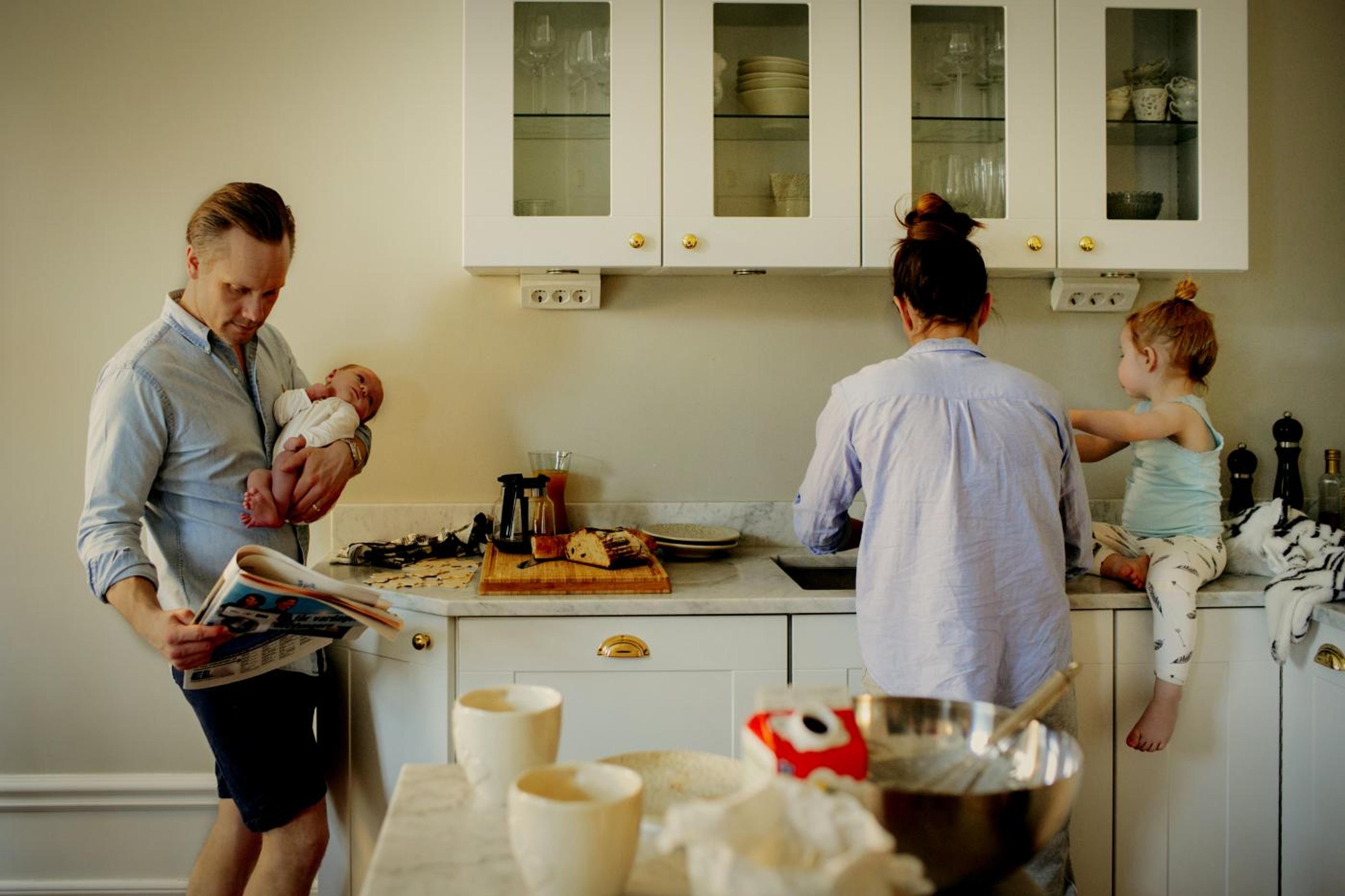 Familie samlet på kjøkken
