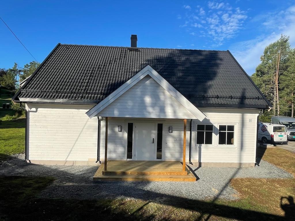 Når vi spør paret om hva de setter aller mest pris på med huset, fremhever de den praktiske utformingen, med et stort og åpent inngangsparti som gir nok plass til hele familien når de skal ut av døren