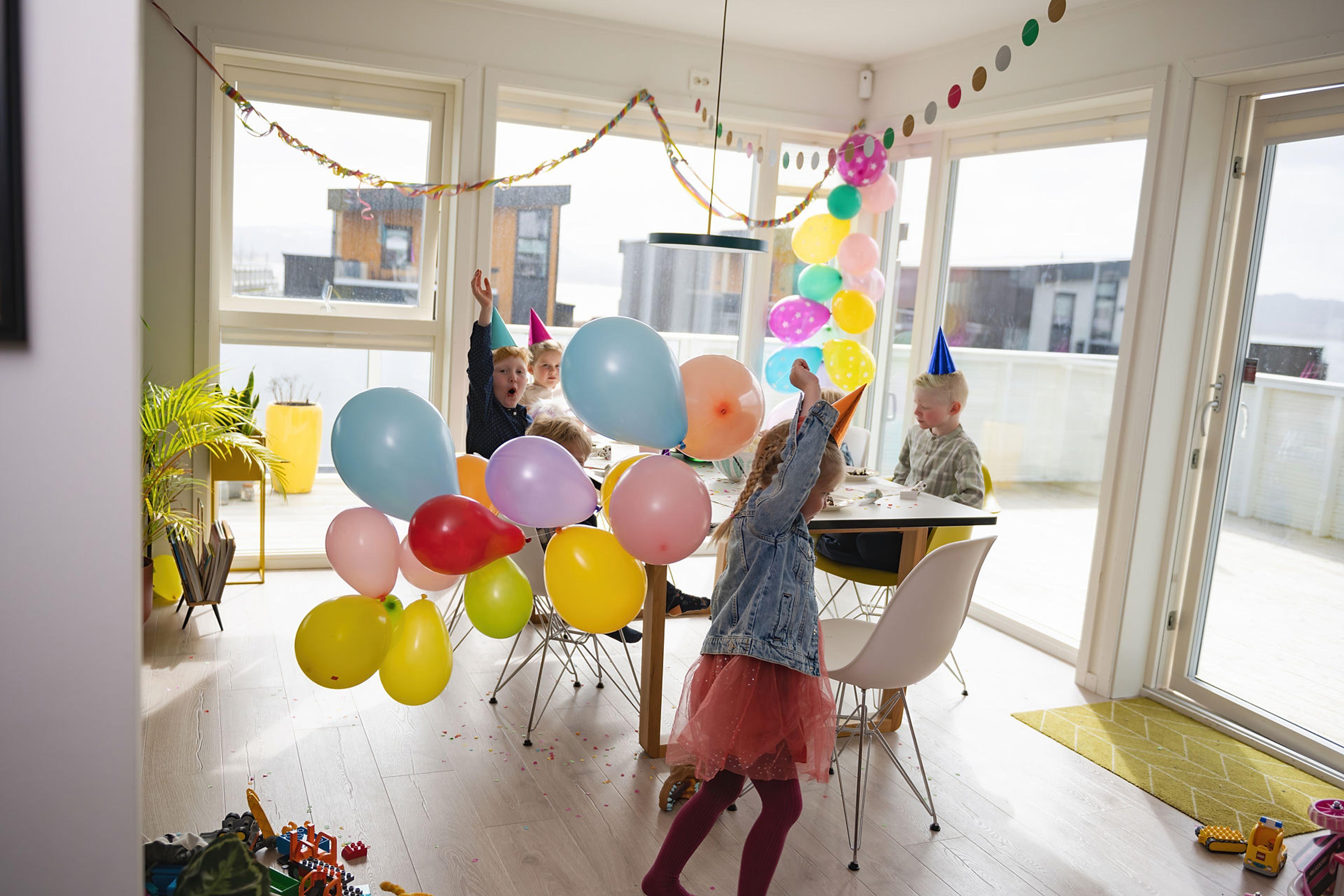 En barnebursdag med ballonger