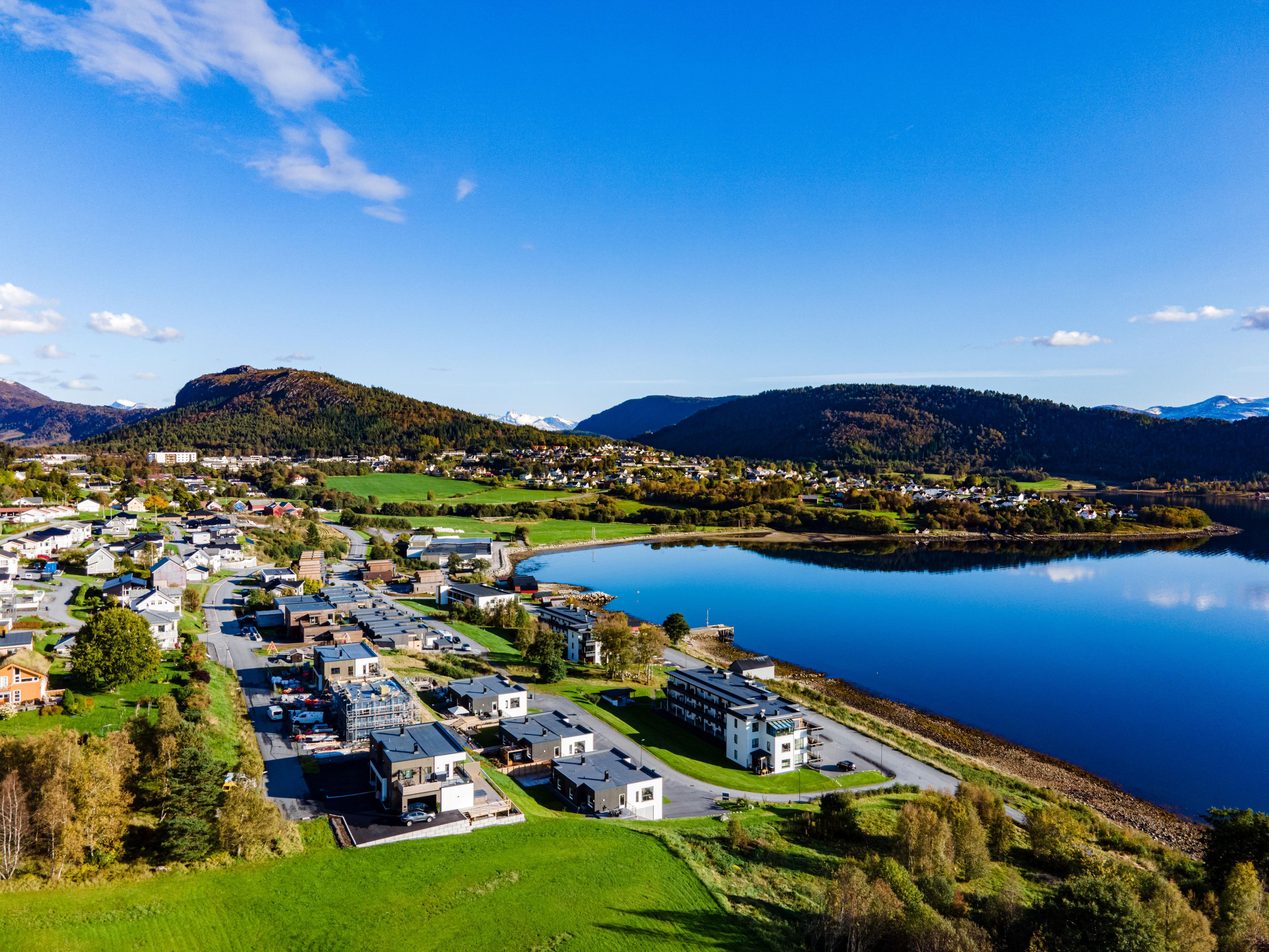 Rolig og familievennlig boligområde, kun et steinkast fra sjøen.