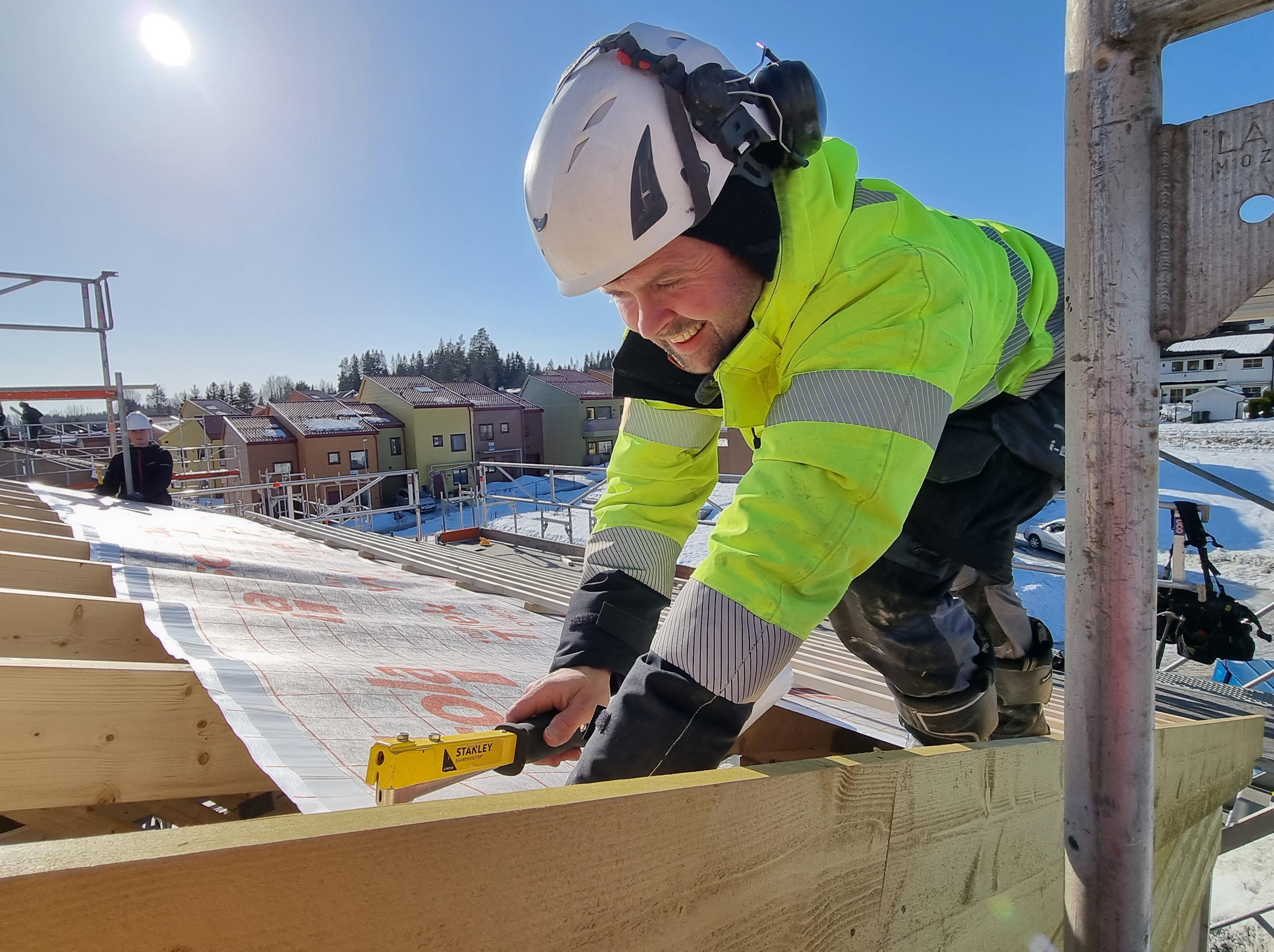 Tømrer fra i-Bolig i gang med arbeid på tak