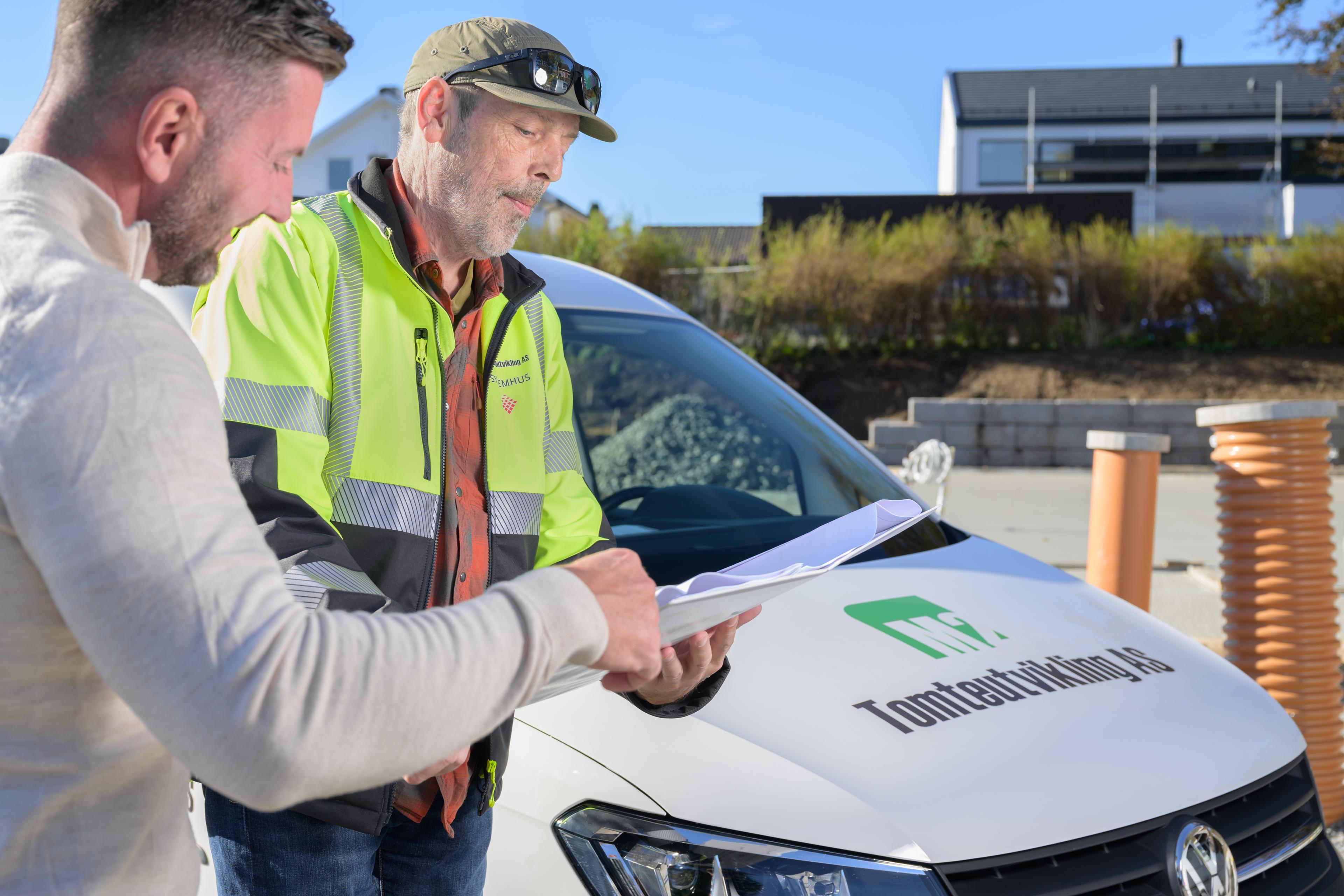 M2 Tomteutvikling AS - Byggeleder på befaring i Tronesveien, Sandnes.