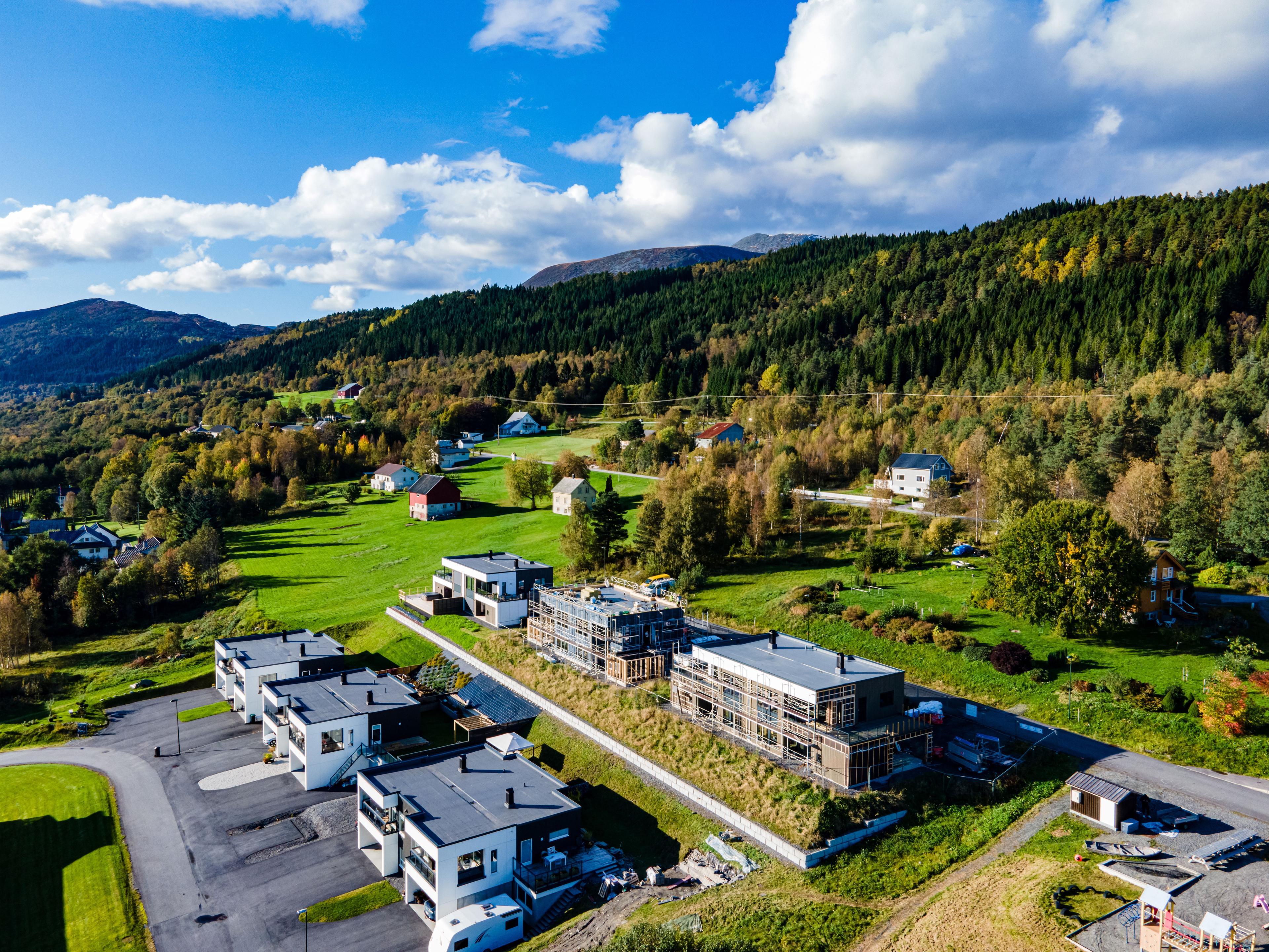 Halvpart tomannsbolig med stor terrasse og attraktiv plassering i Eidsvika. Det er leiligheten helt til høgre i bilde som er ledig.