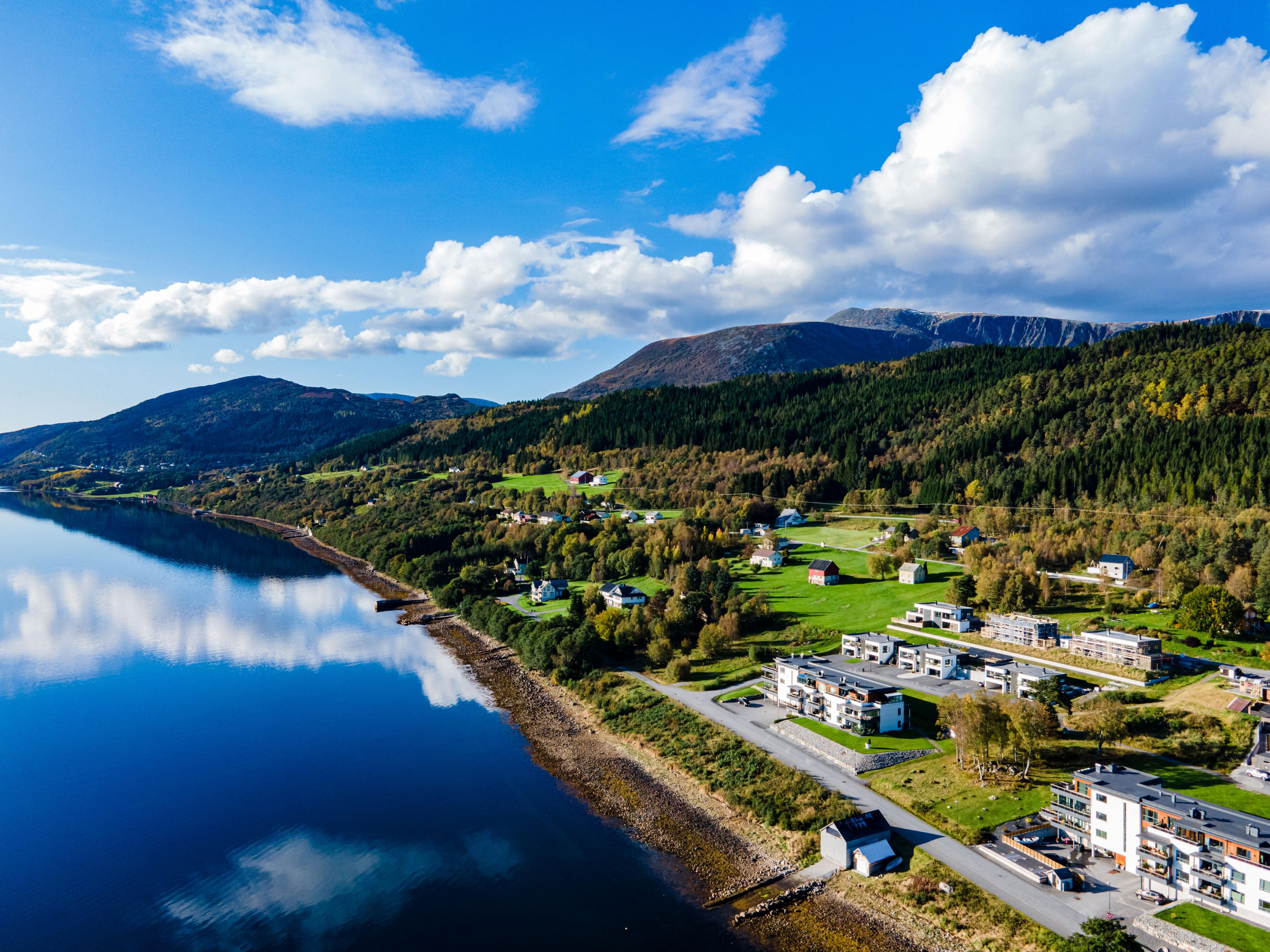 Nydelig område med utsikt mot fjord og fjell