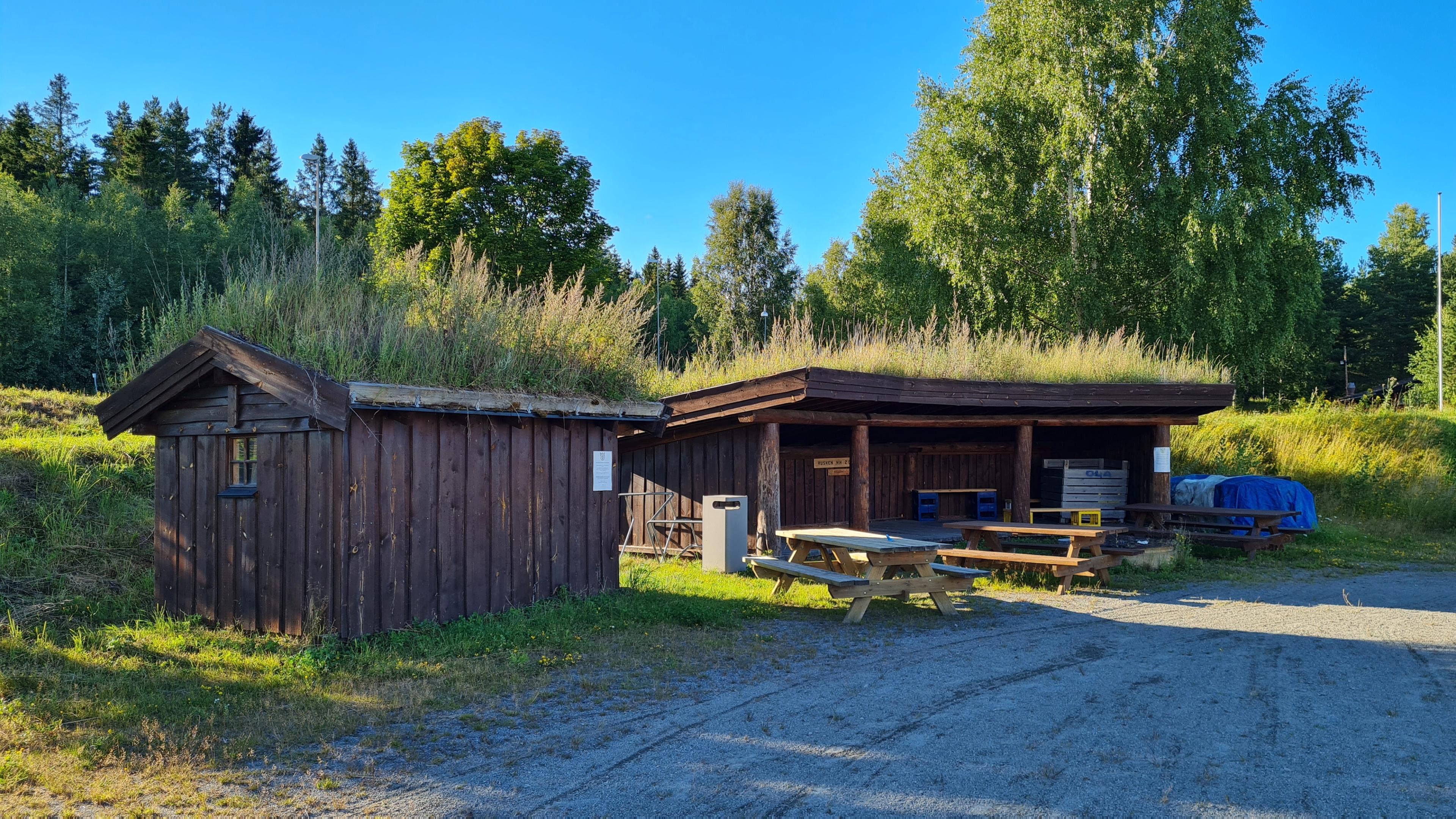 Gapahuk med bålplass