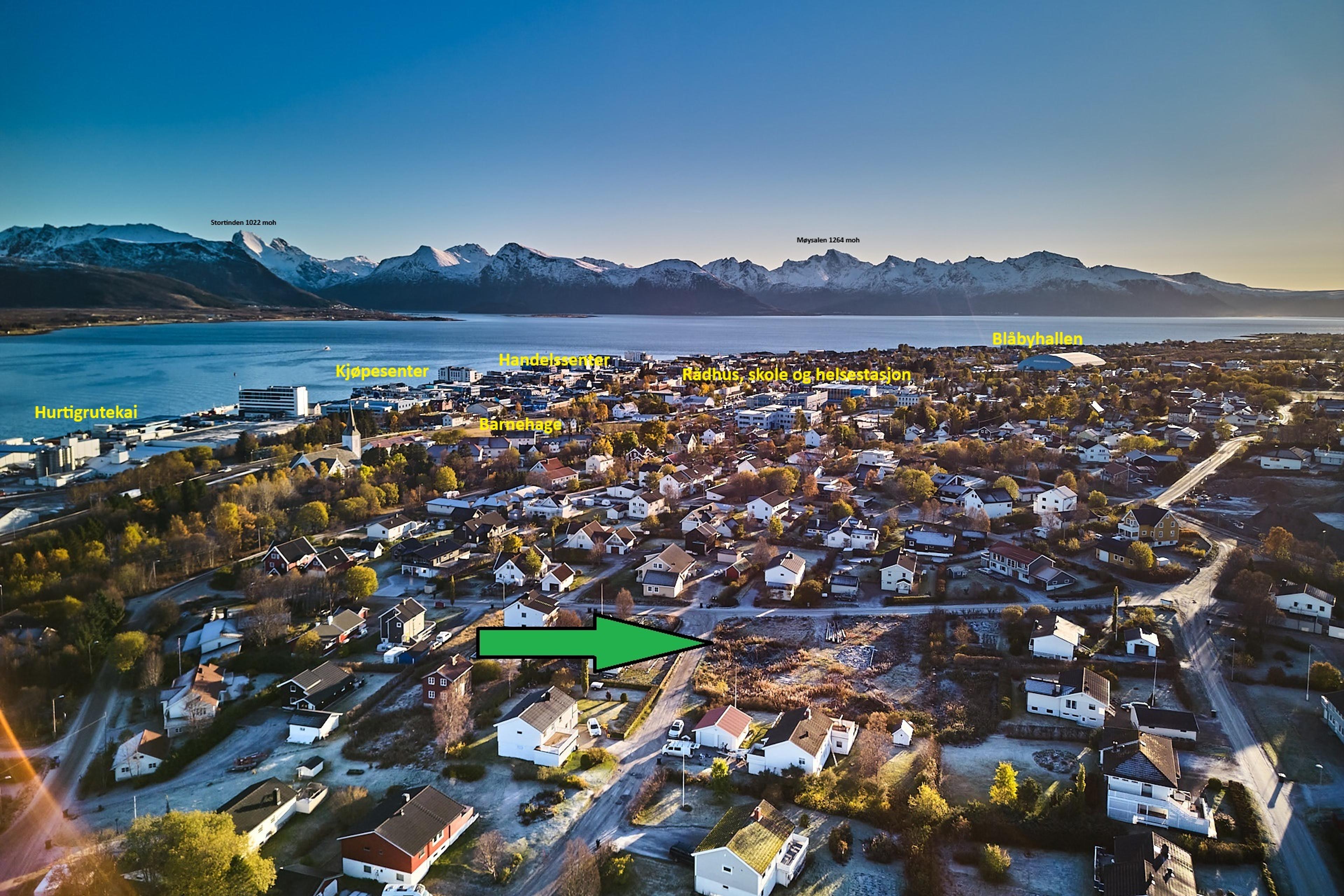 Område sett mot sør med Møysalen og Stortinden i horisonten. Herfra vil solen kunne skinne over området store deler av dagen og ettermiddag.