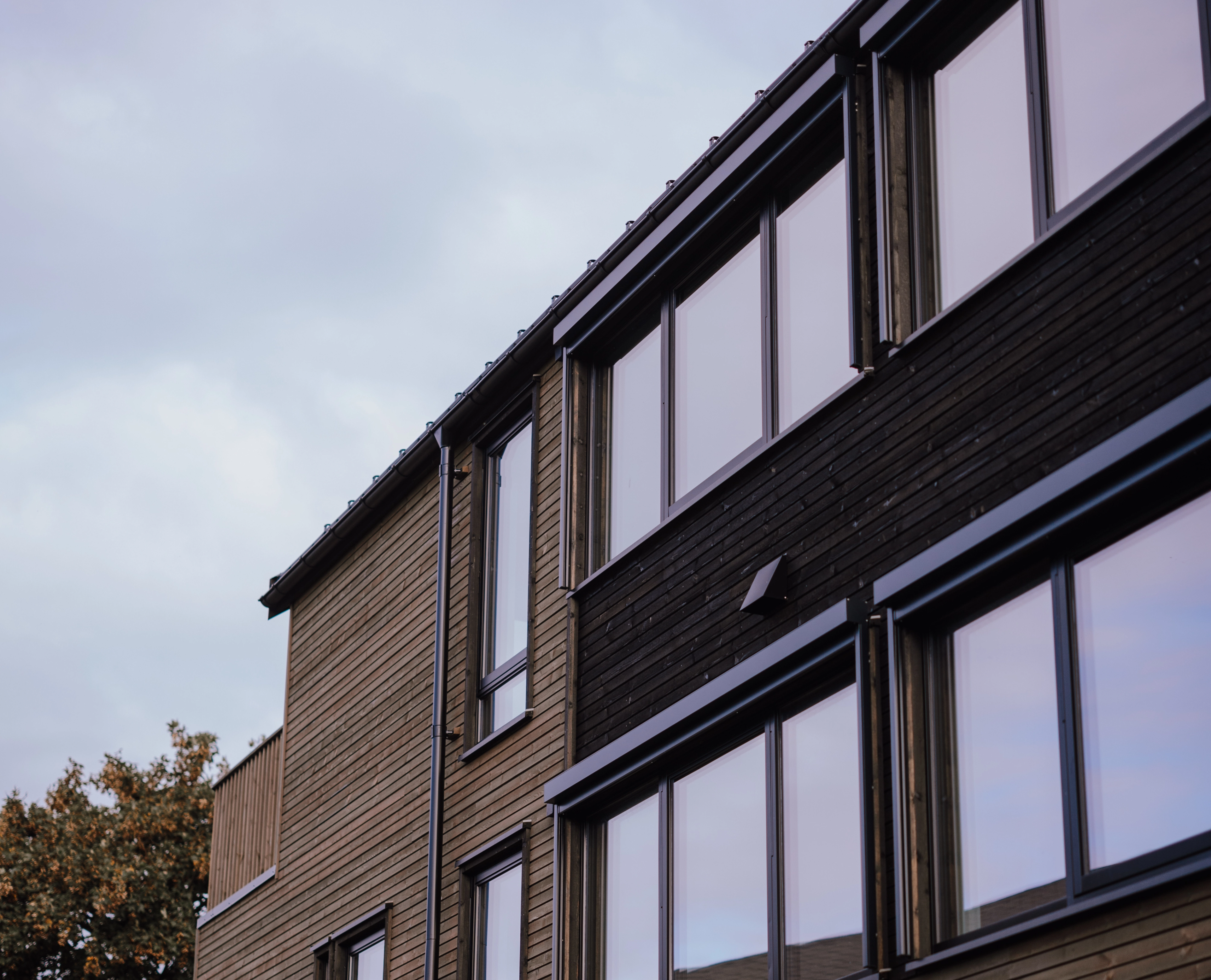 Vindusrekke av moderne bolig