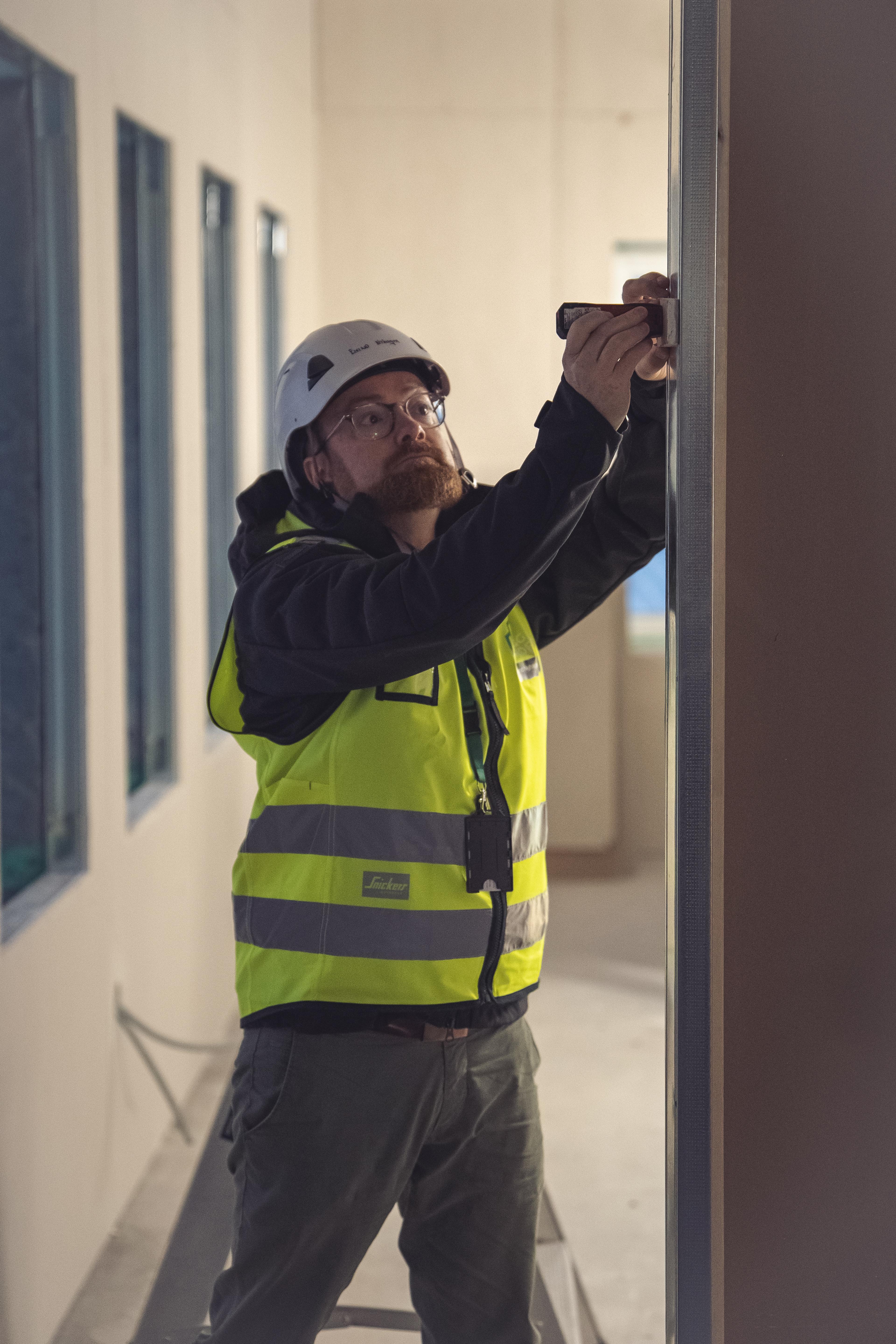 Byggmester Eivind Nyhagen tar kontrollmål i et stort næringsprosjekt