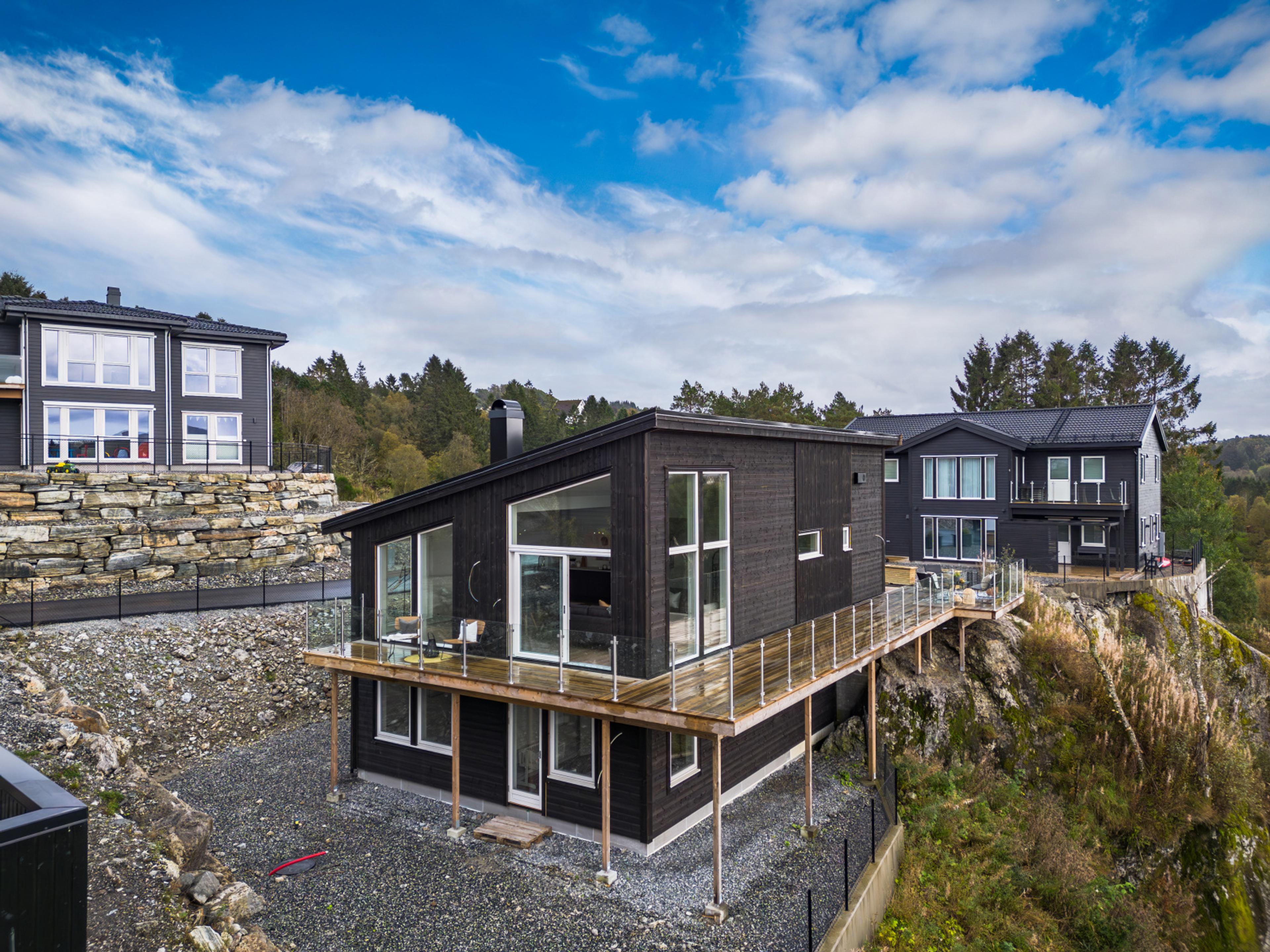 Flott terrasse med glassrekkverk og vedlikeholdsvennlig kledning fra Moelven