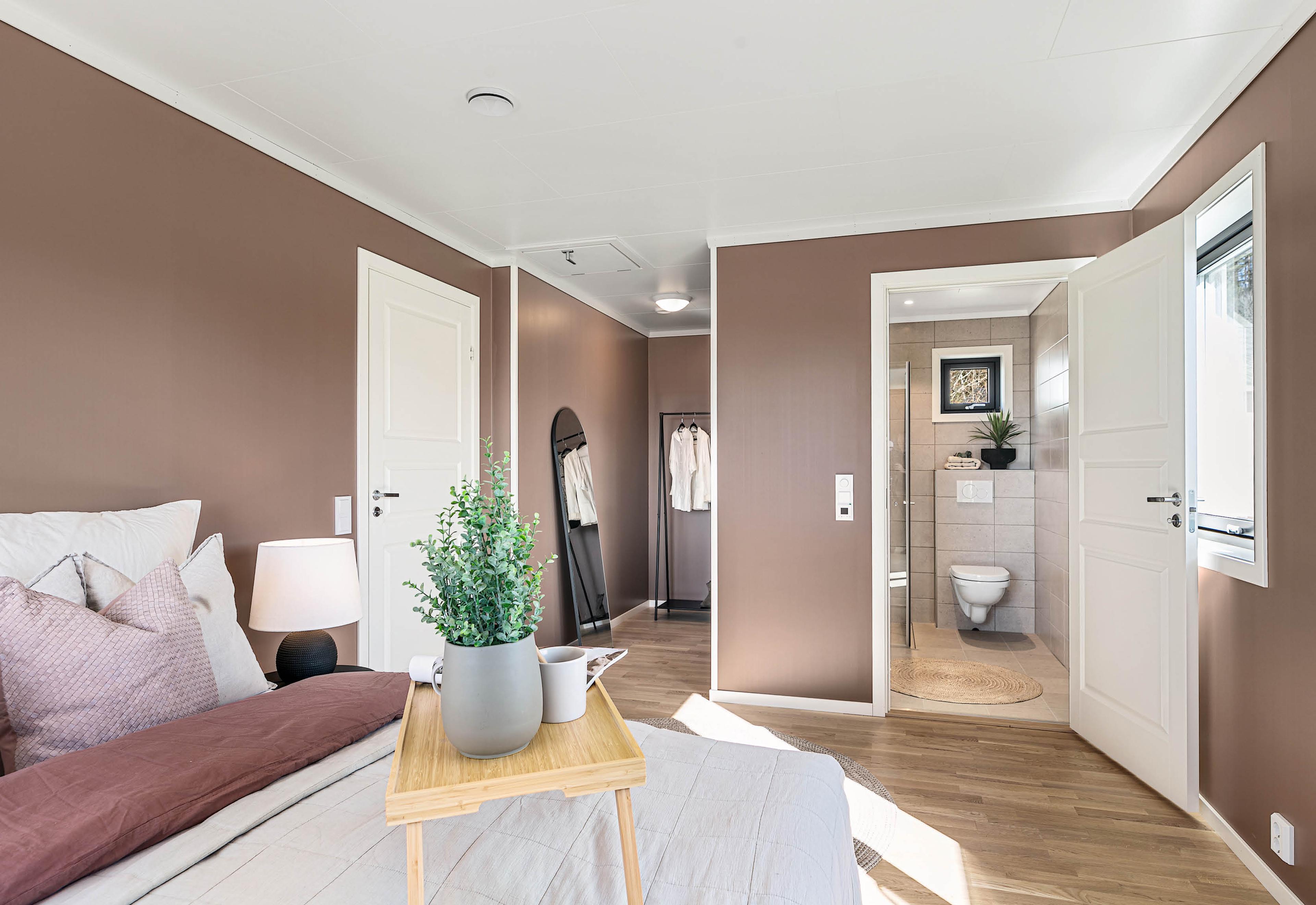 Hovedsoverom med bad og rom for walk-in garderobe