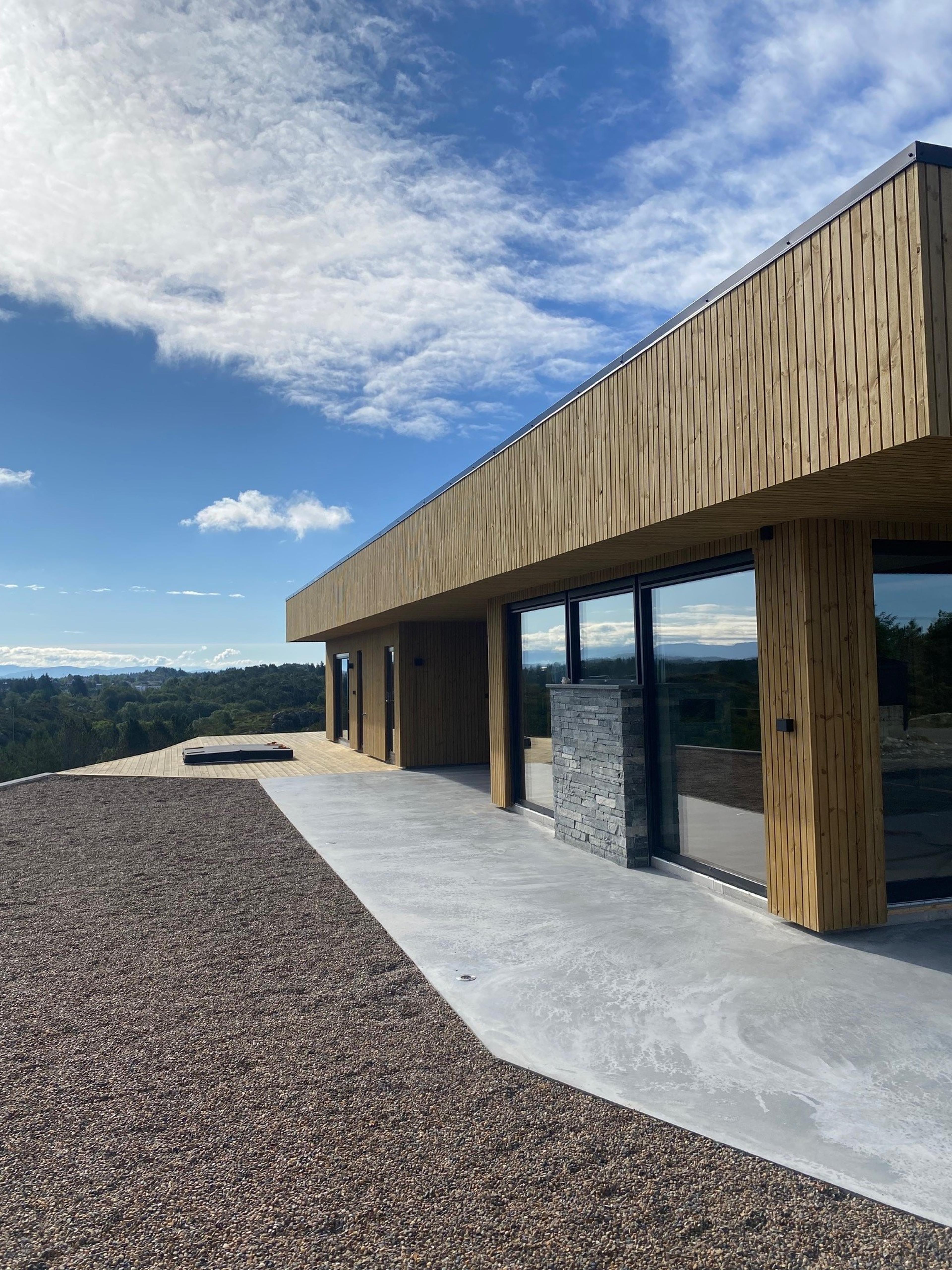 Hytte levert på Austrheim i 2025