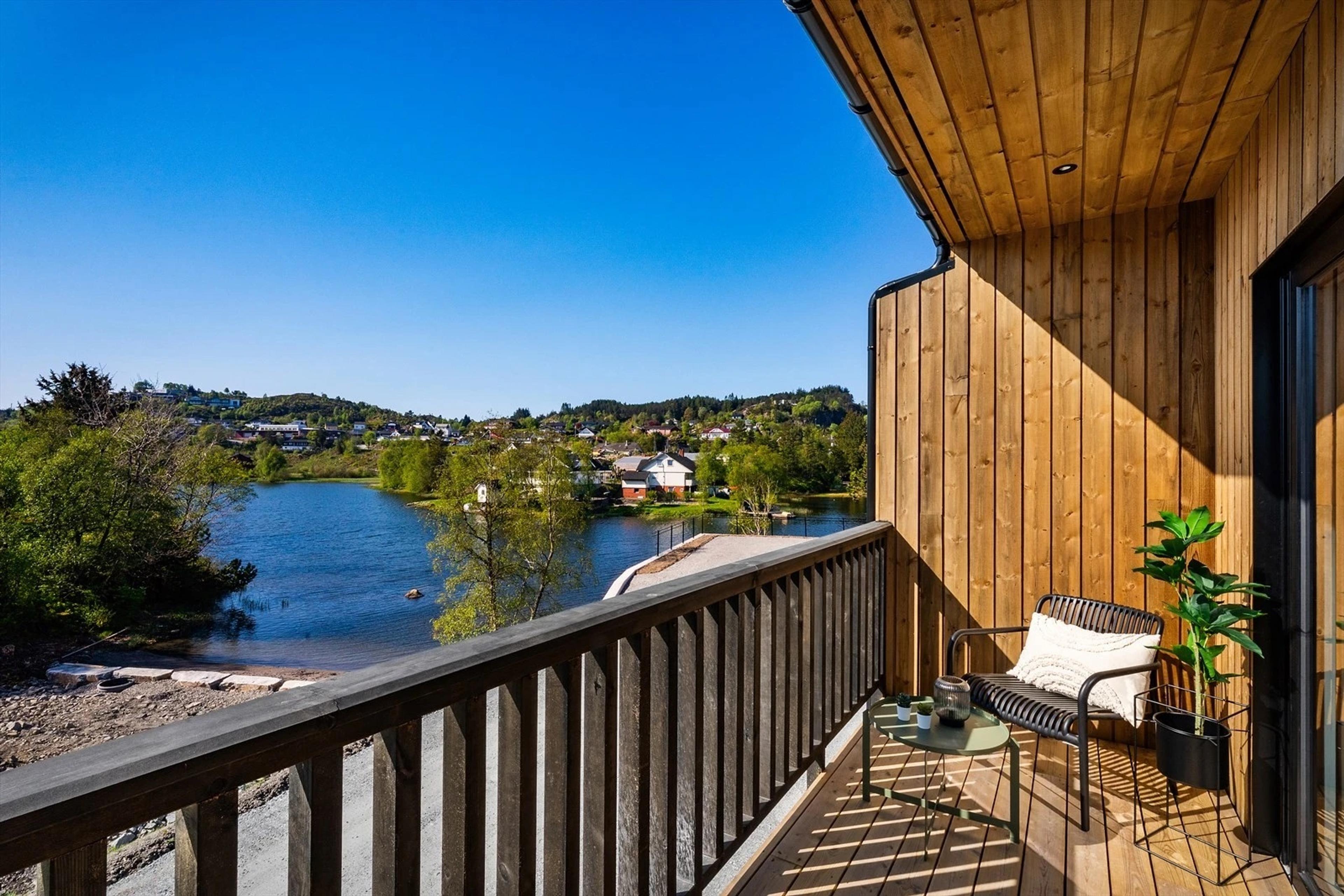 Terrasse med utsikt over vannet