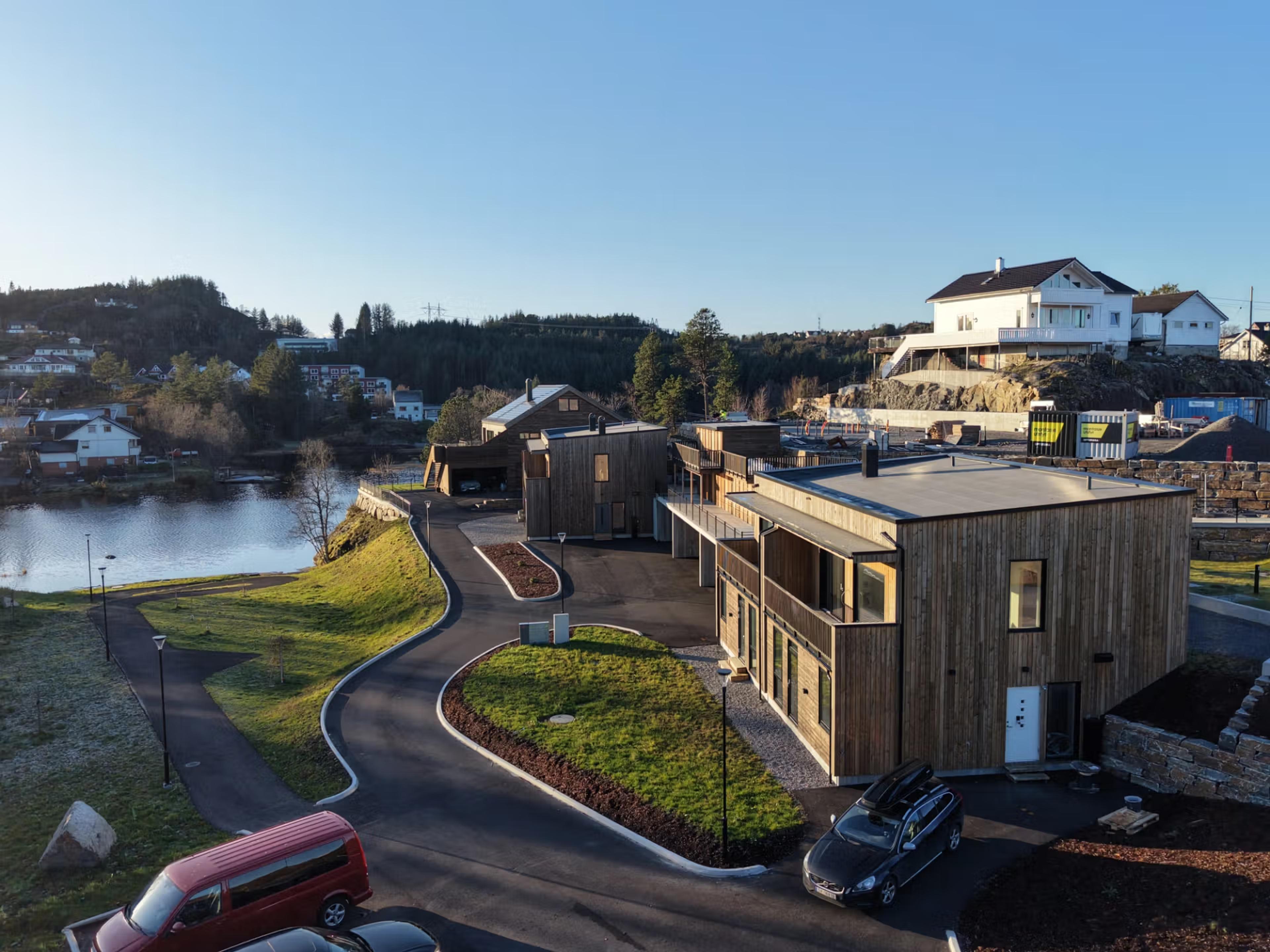 Oversiktsbilde av moderne hus ved havet