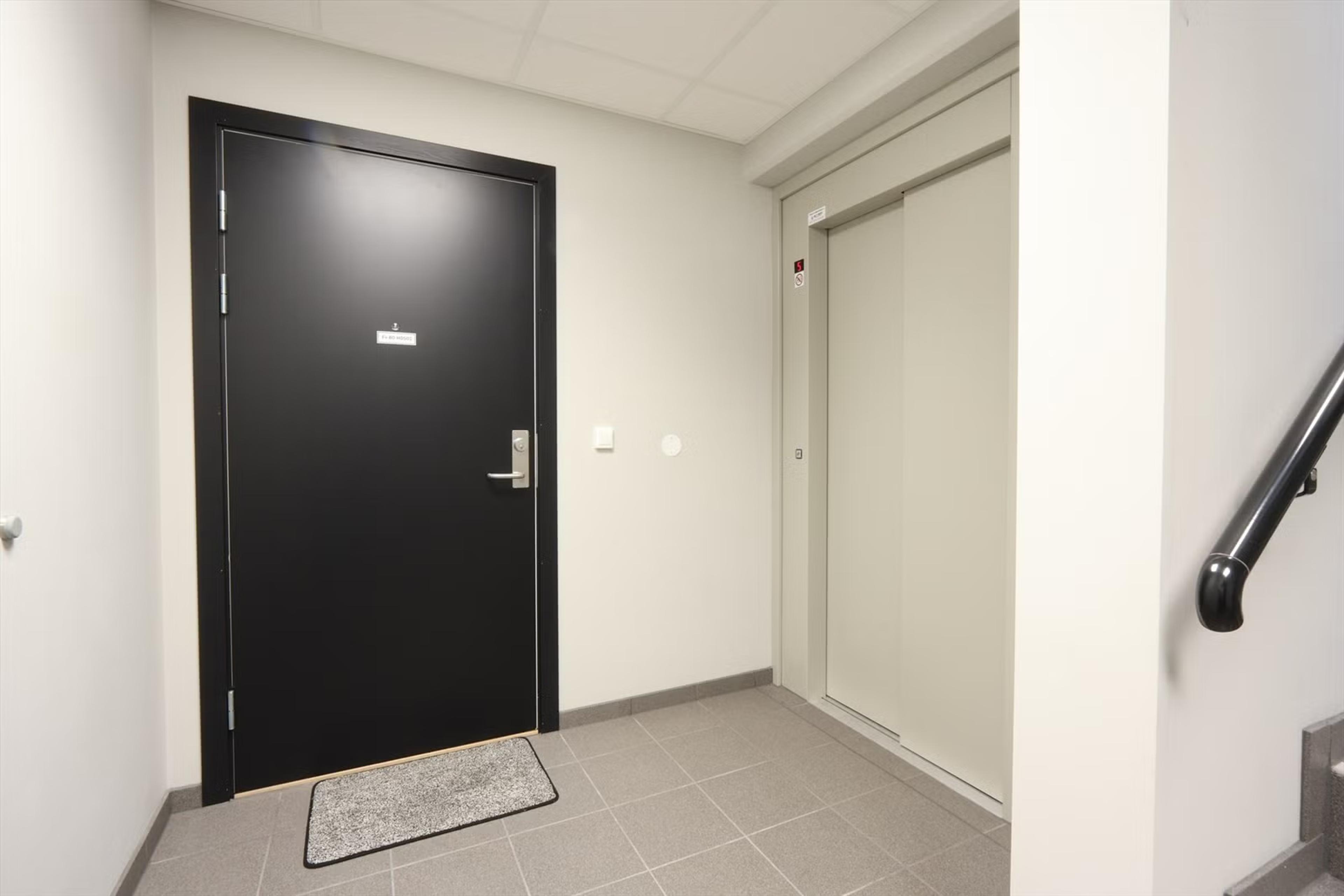 Heis og inngangsdør