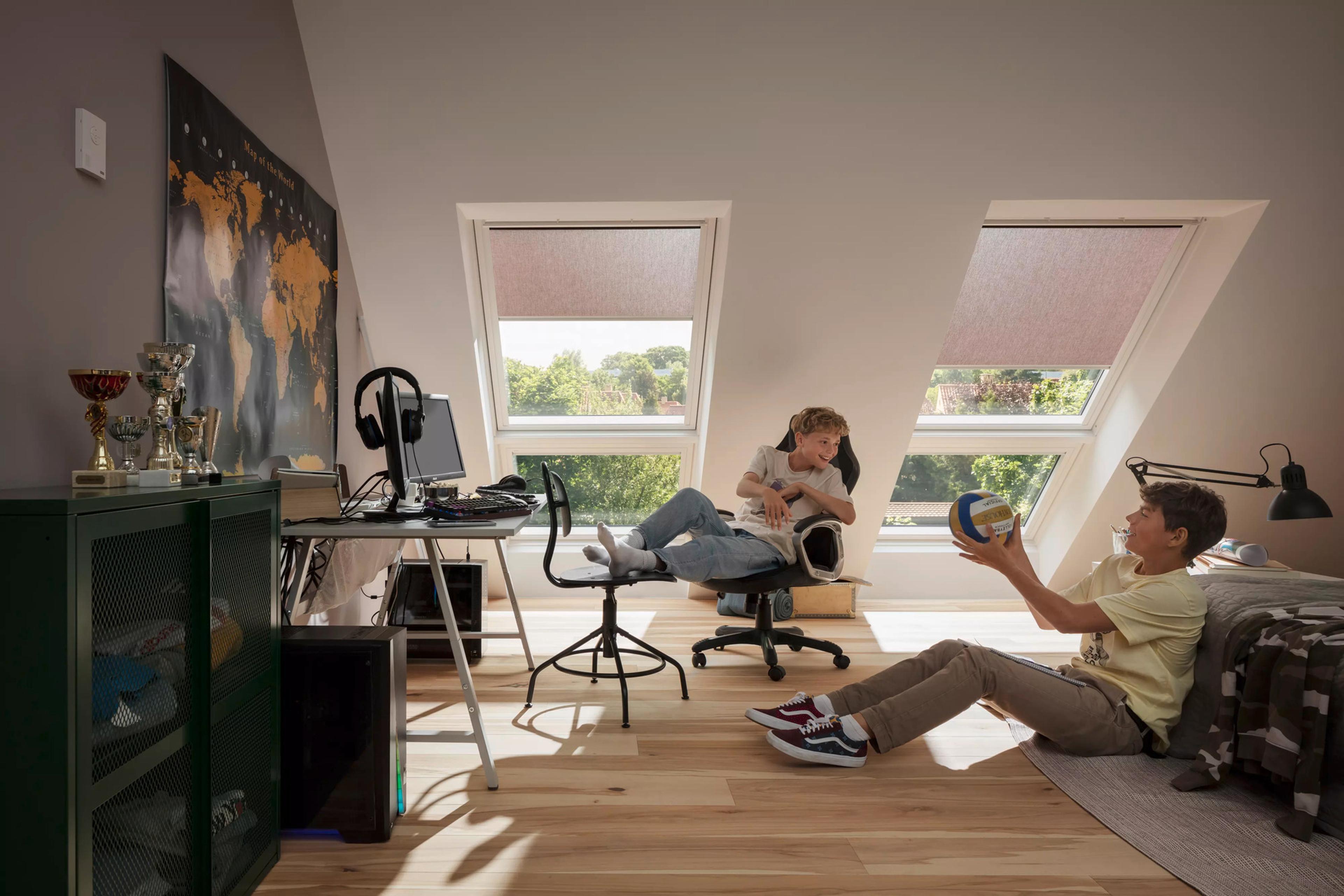 To barn leker og gamer på rommet