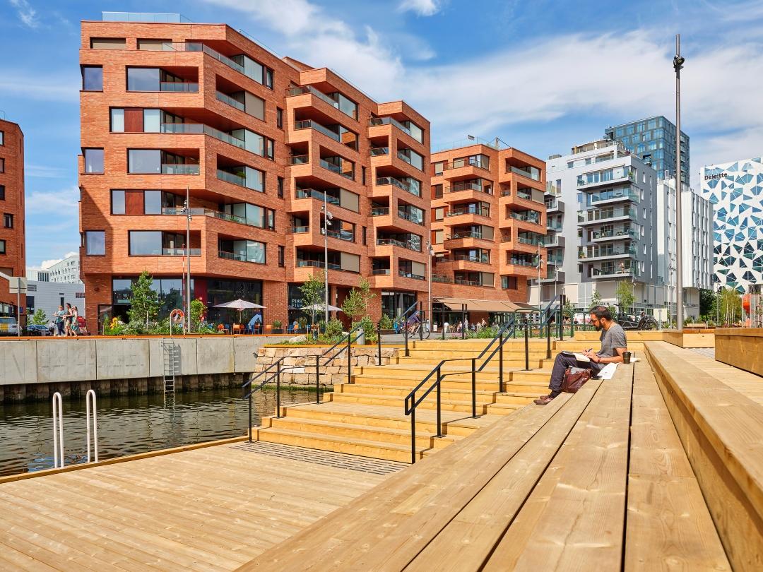 En solfylt dag i Oslo med terrassebord fra Talgø. Foto: Lediard