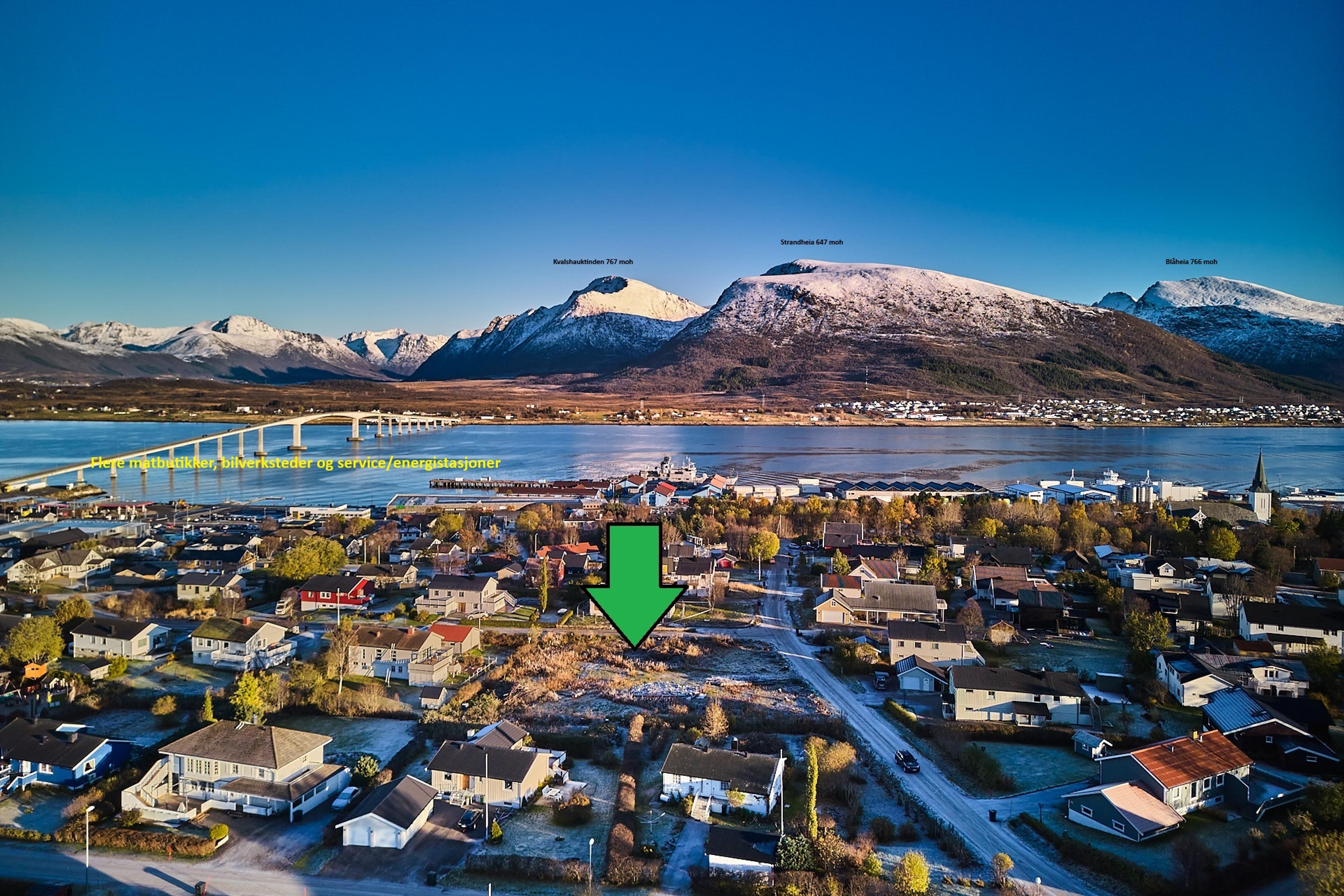 Område sett mot øst med Kvalshauktinden, Strandheia og Blåheia over Sortlandsundet. Herfra vil morrasola kunne skinne når morrakaffen inntas!