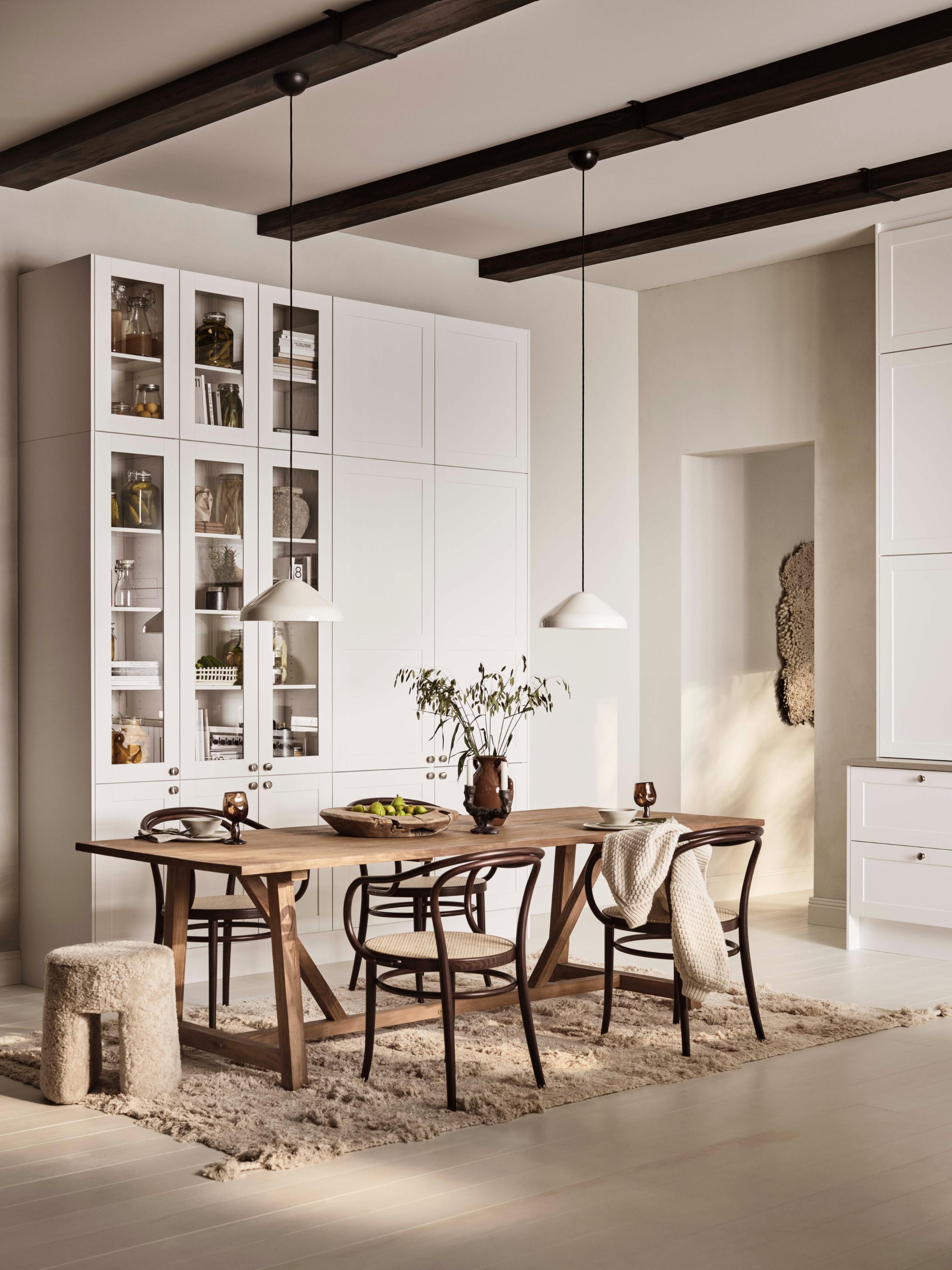 Ved å sette et vitrineskap i samme stil som kjøkkenskapene i stuen, skaper du en helhetlig stil i huset ditt.