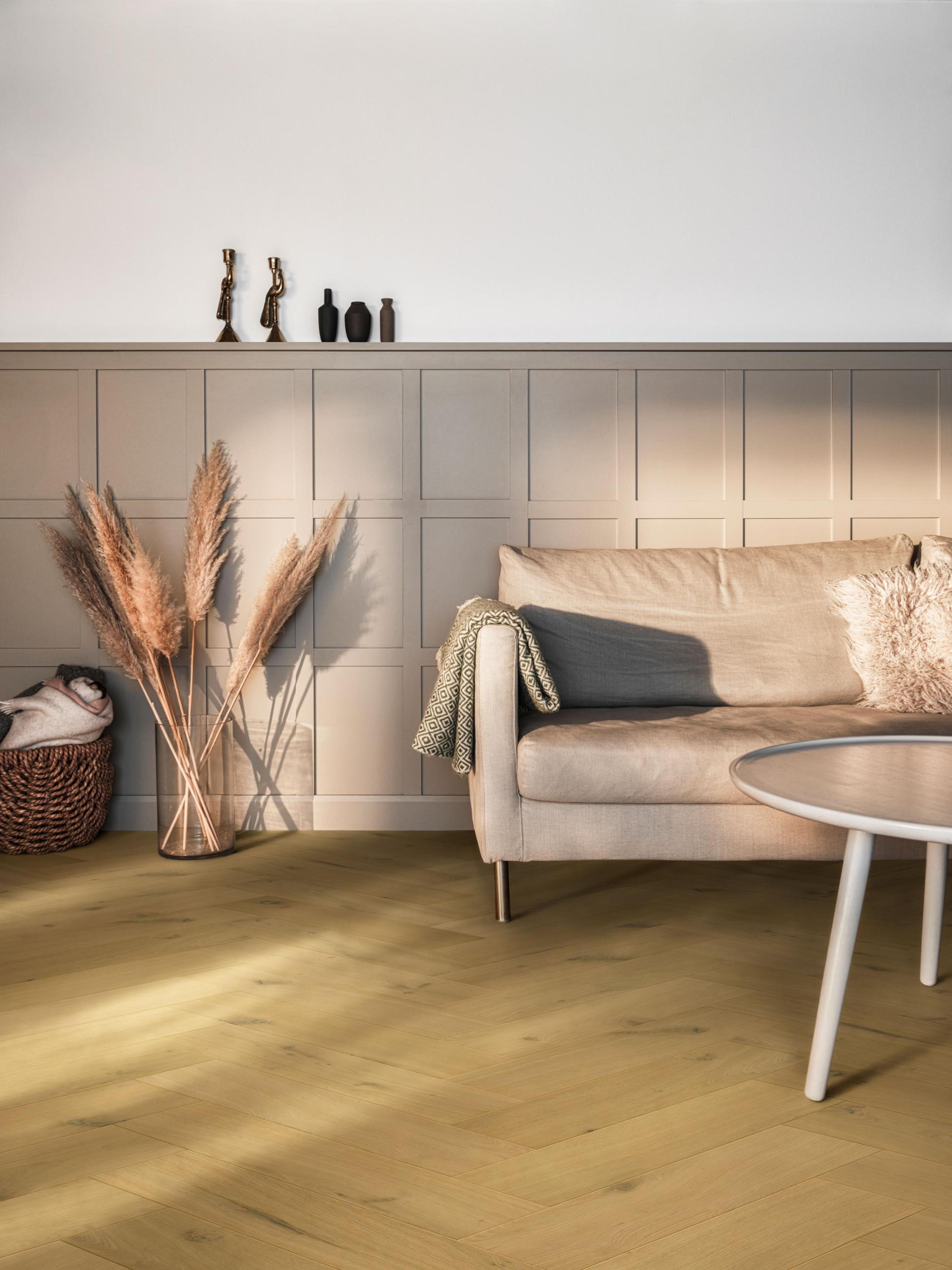 Fiskebeinsparkettgulvet Saltholm i dekoren Vanilla Herringbone Oak.