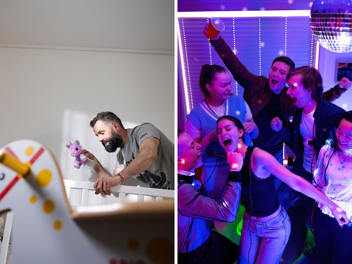 En far som måler høyden på en liten jente