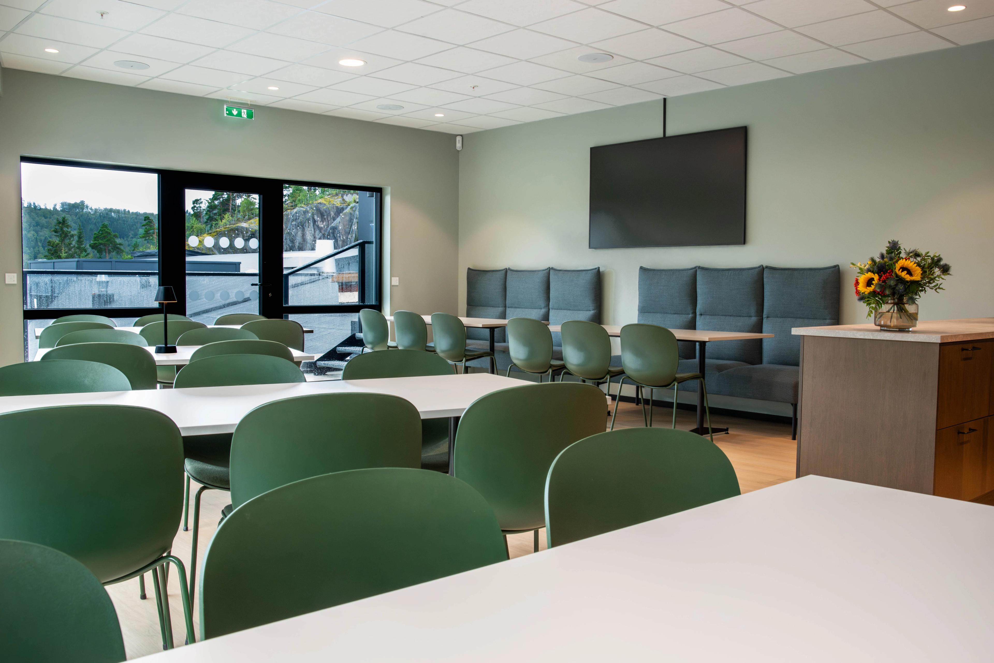 Moderne kantine med fargerike møbler