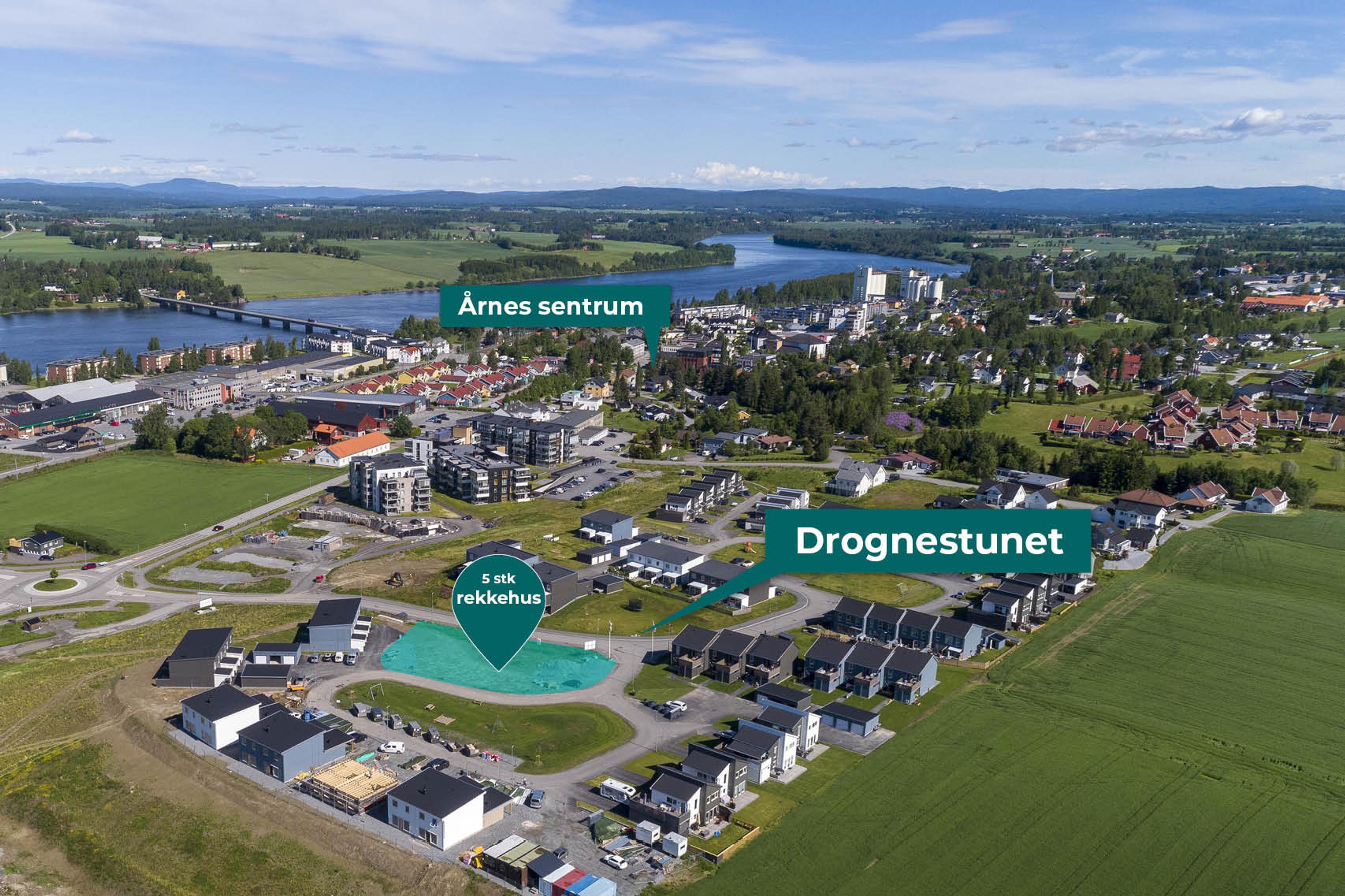 Dronefoto av feltet mot Årnes sentrum. Rekkehustomten markert i blått