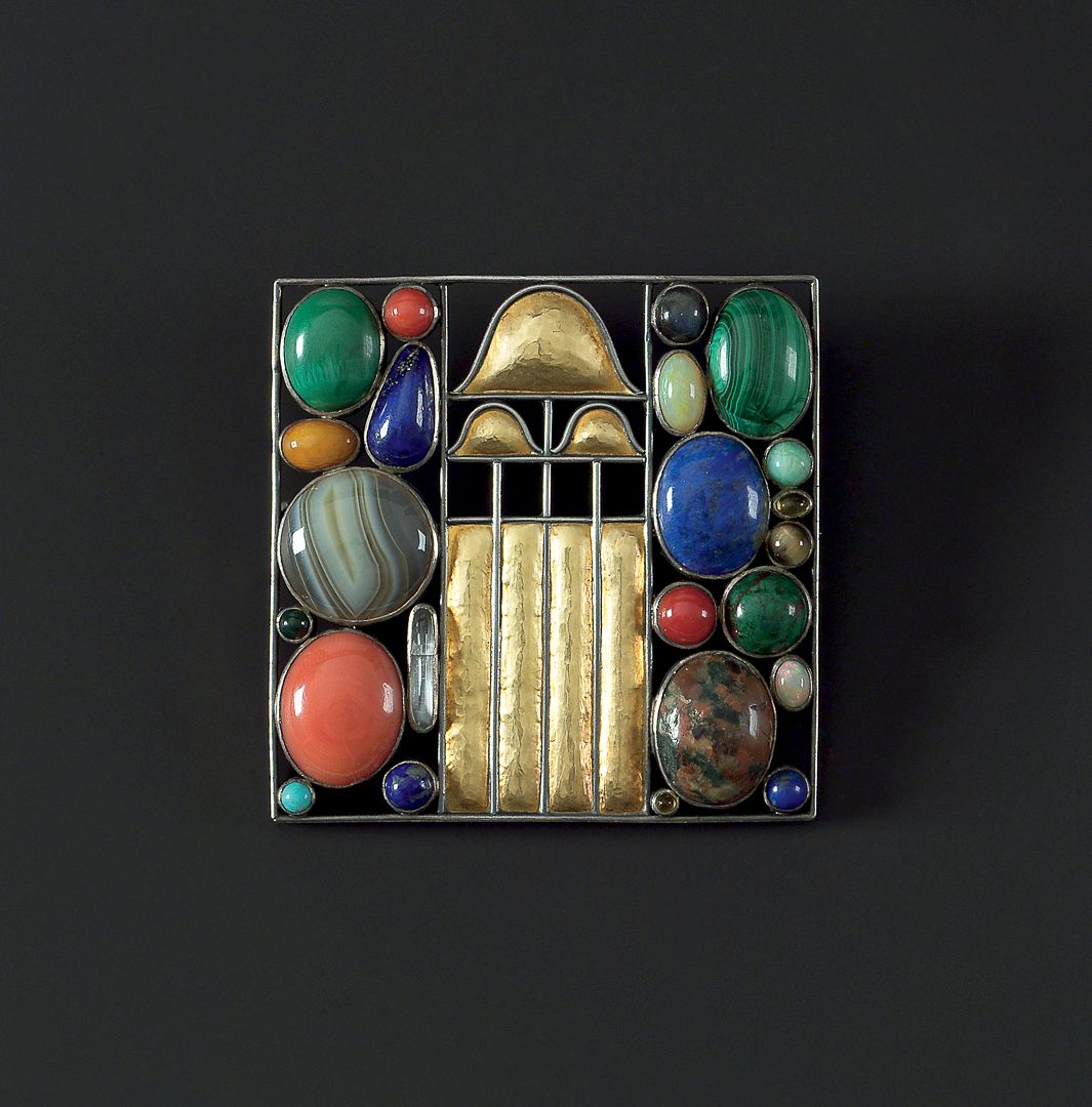オランダHooijkaas社製、純銀835S『ミニチュア・装蹄師』ヴィンテージ Patrons of Wiener Werkstätte Jewelry” by Janis Staggs