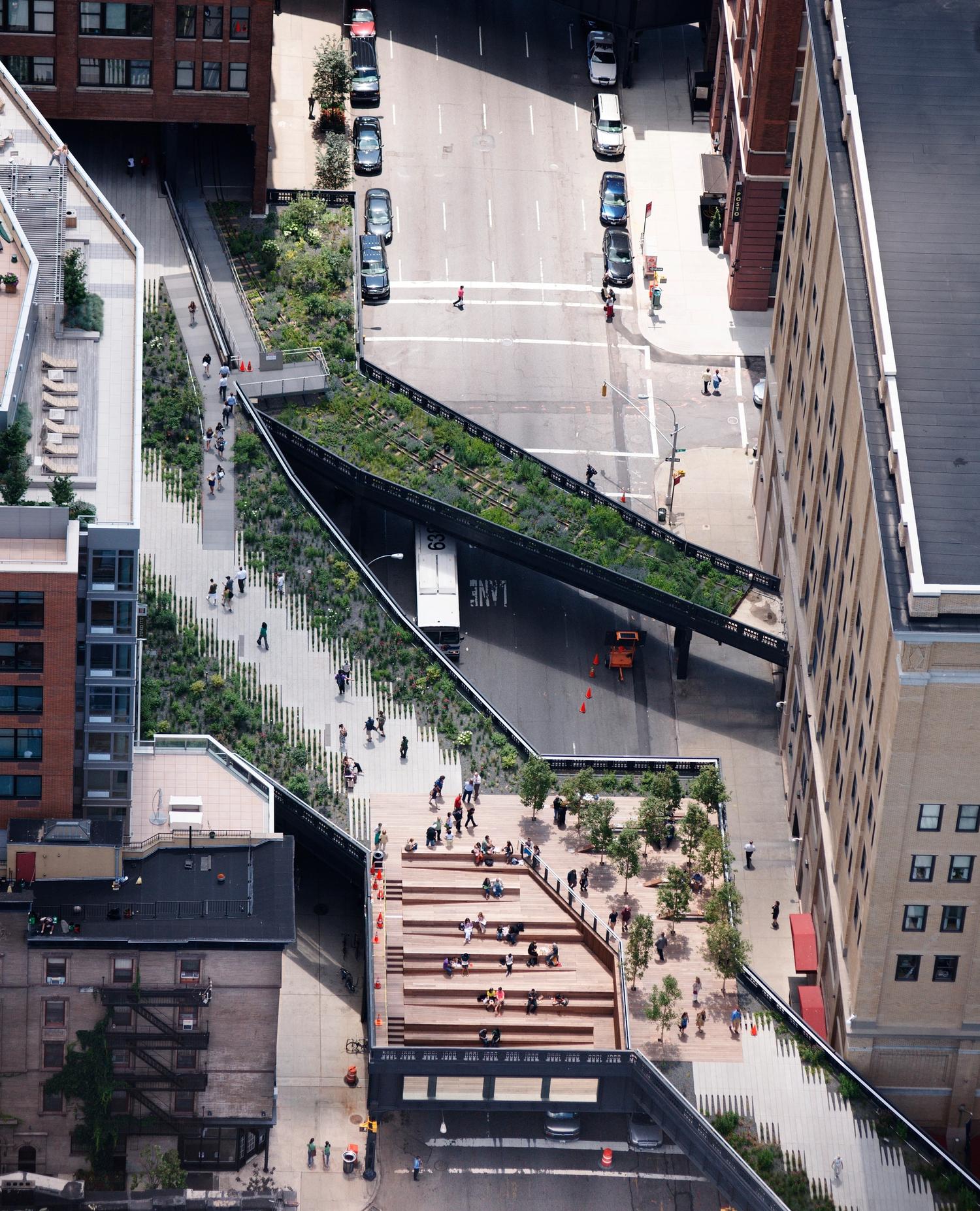 The high line. Aerial view of Sunken Overlook over 10th Avenue