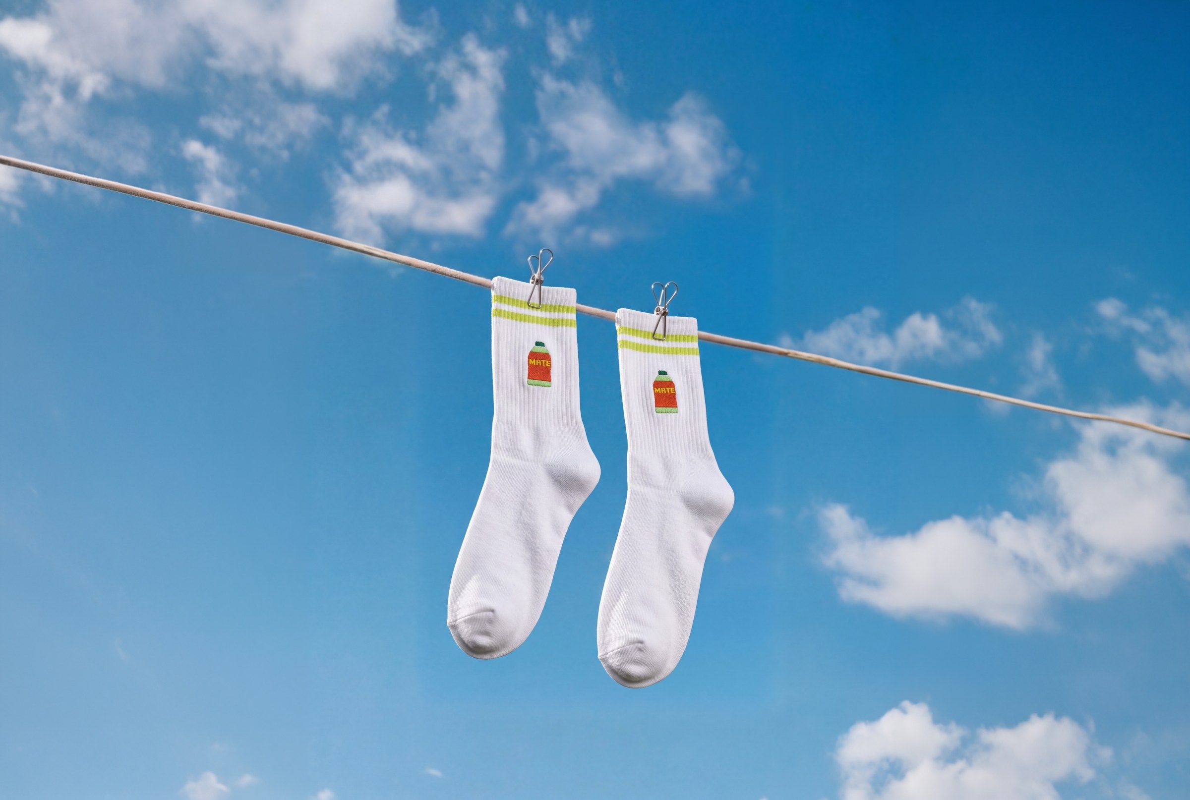 Bedruckte Socken mit Mate-Motiv an der Wäscheleine