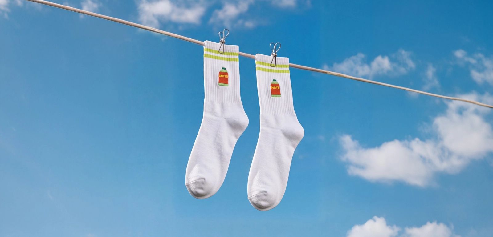 Bedruckte Socken mit Mate-Motiv an der Wäscheleine