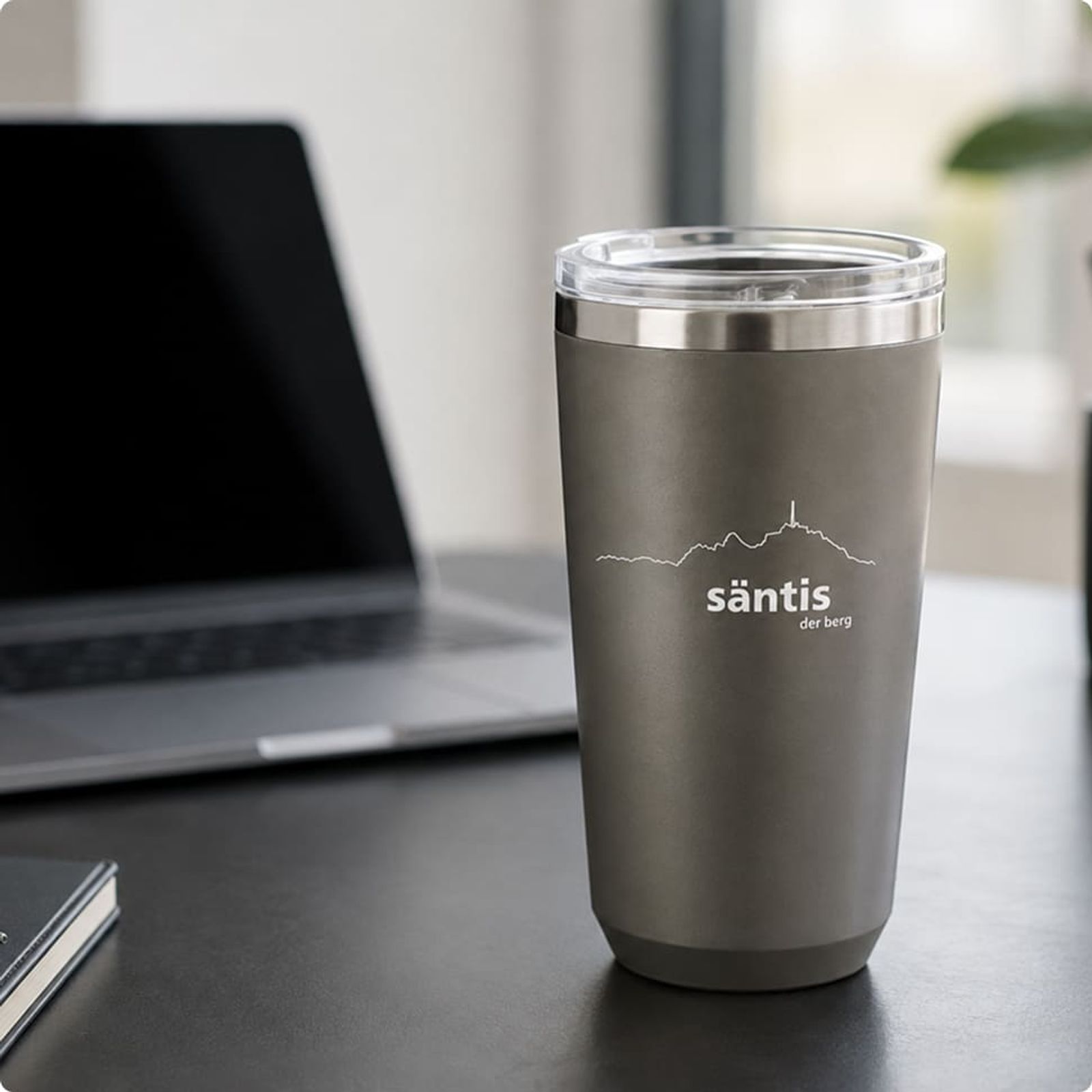 Mug isotherme Säntis imprimé par Twing, dans un bureau