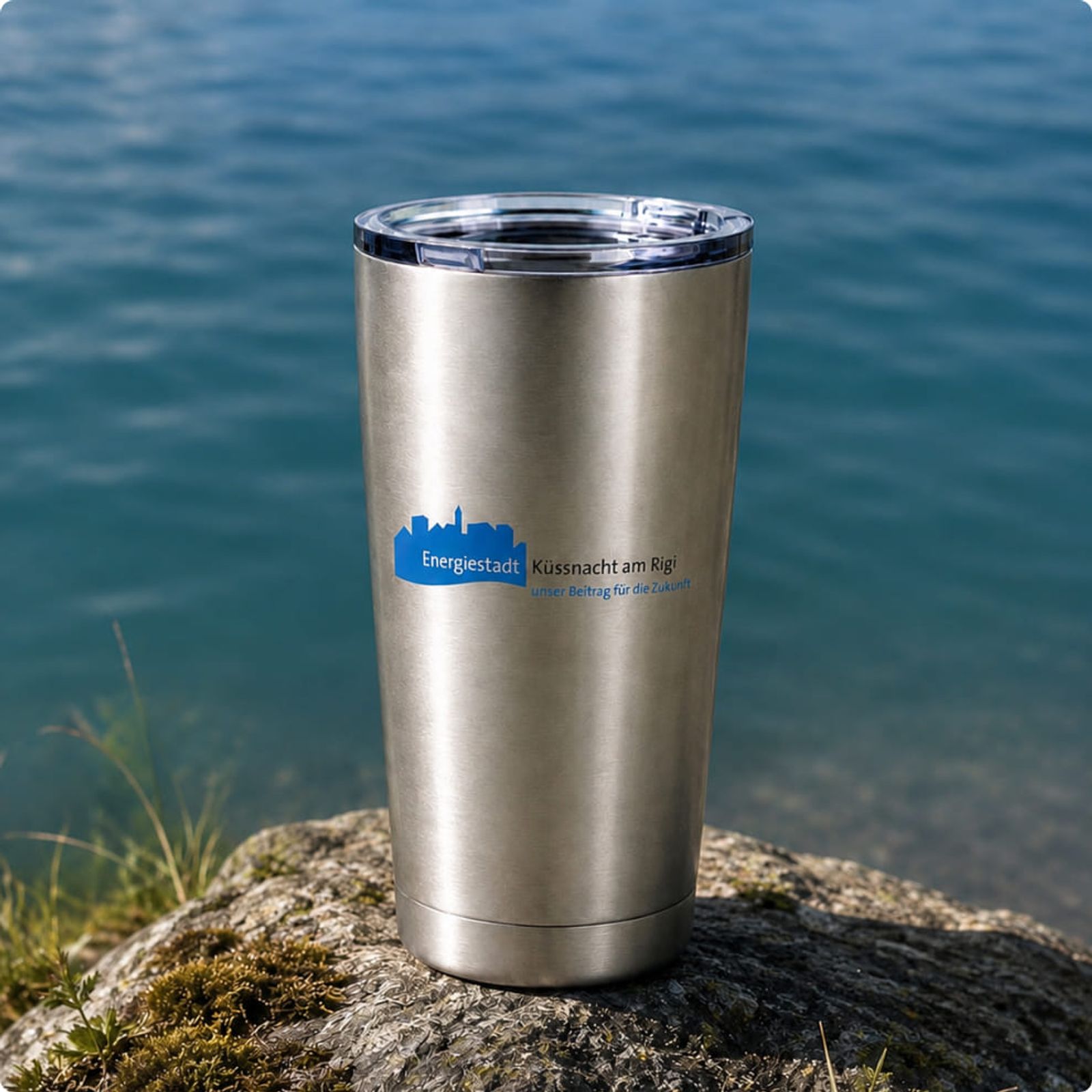 Mug isotherme en acier inoxydable imprimé par Twing du logo de la ville de Küsnacht, devant un lac de montagne