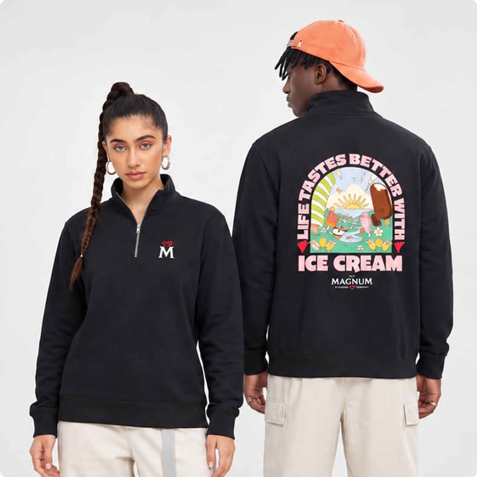 Personen mit einem bedruckten Pullover mit Firmenlogo und einer Jacke mit Logo