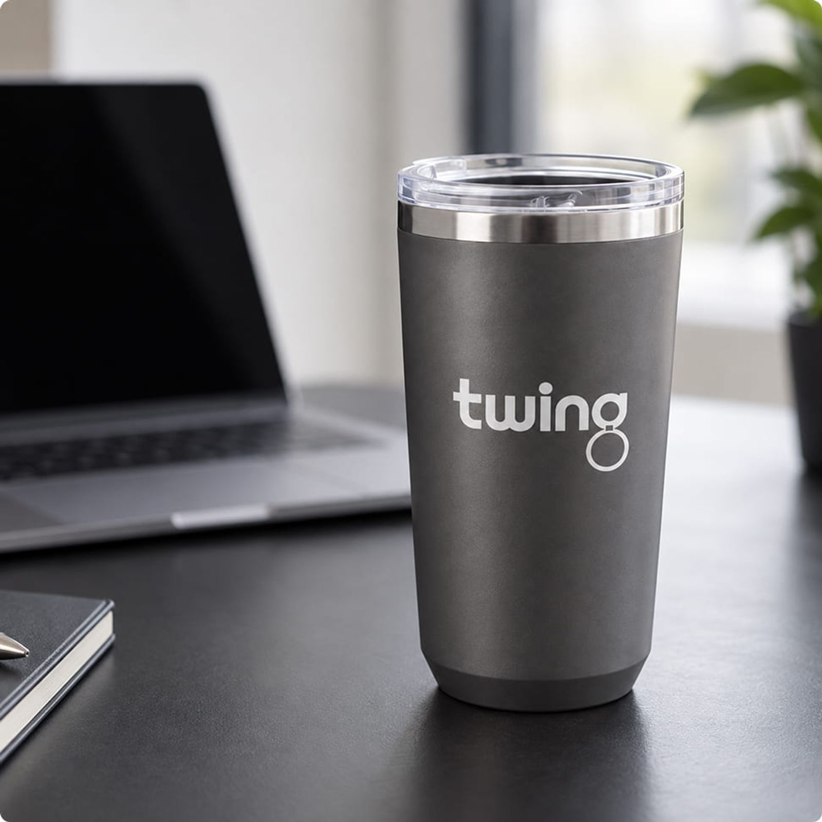 Bedruckter Thermobecher von Twing bedruckt von Twing in einem Büro