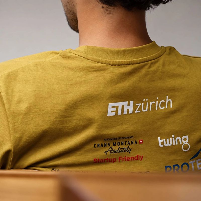 Bedrucktes T-Shirt mit Firmenlogo der ETH