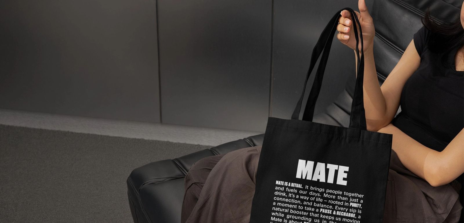 Schwarze Stofftasche mit Mate-Aufdruck