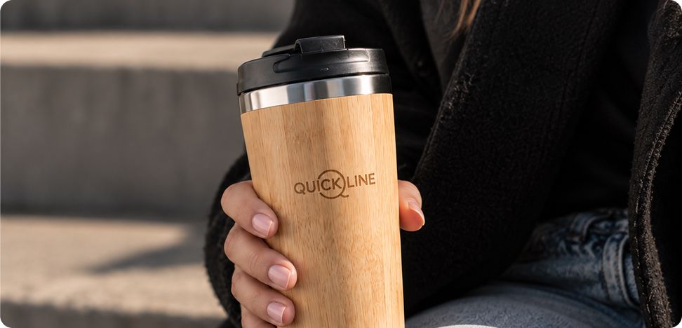 Le mug isotherme Quickline en déplacement en ville