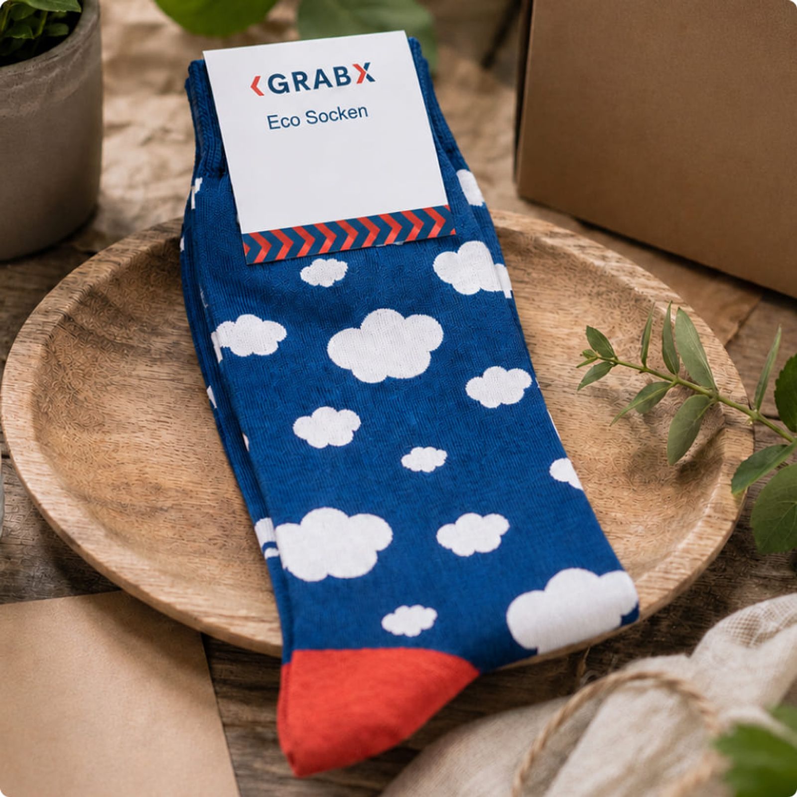 Chaussettes Eco en coton certifié sur une assiette en bois