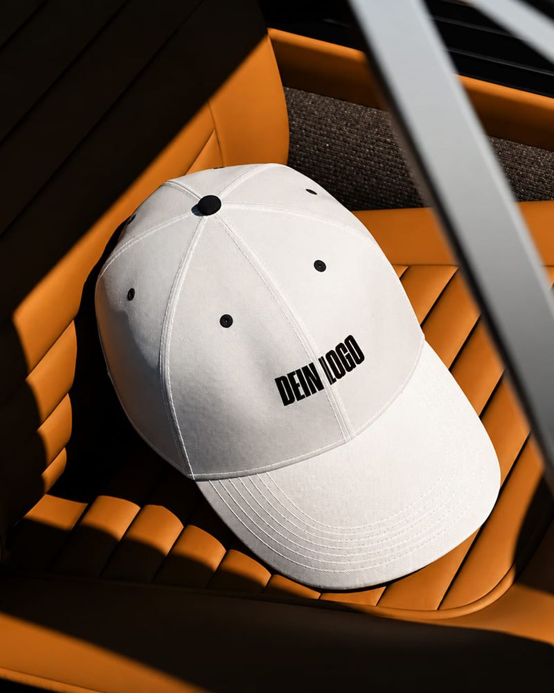 Bestickte Cap mit Beispiel-Firmenlogo auf einem Autositz