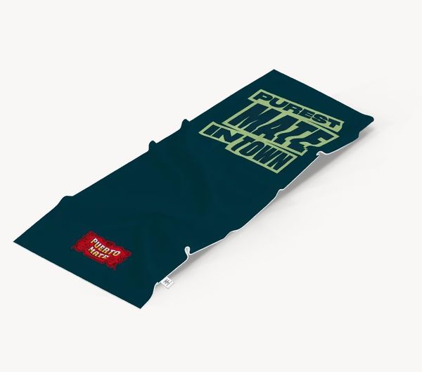 Dunkelblaues Badetuch mit dem Schriftzug «Purest Mate in Town» und Puerto-Mate-Logo