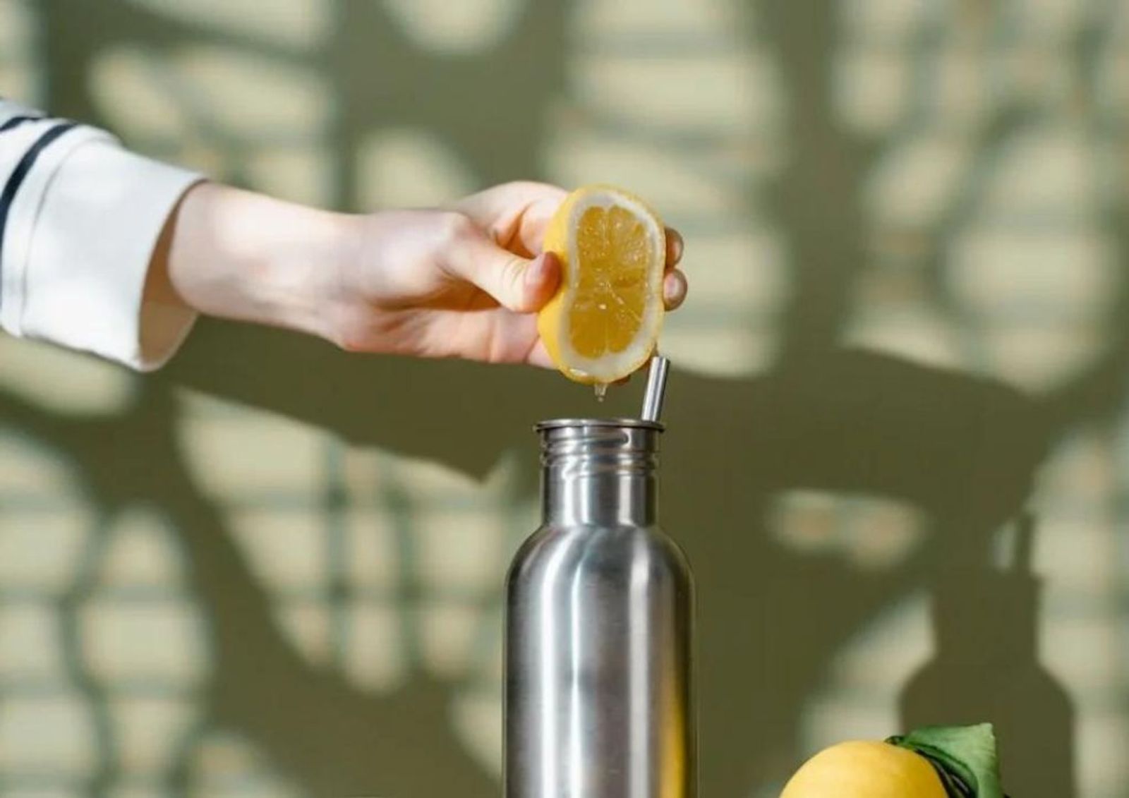 Trinkflasche reinigen eco bottle thermosflasche spuelen stinkt edelstahlflasche hausmittel schimmel zitrone sauer